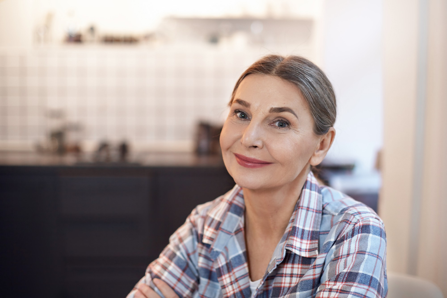 Une femme âgée qui a l'air soulagée | Source : Freepik