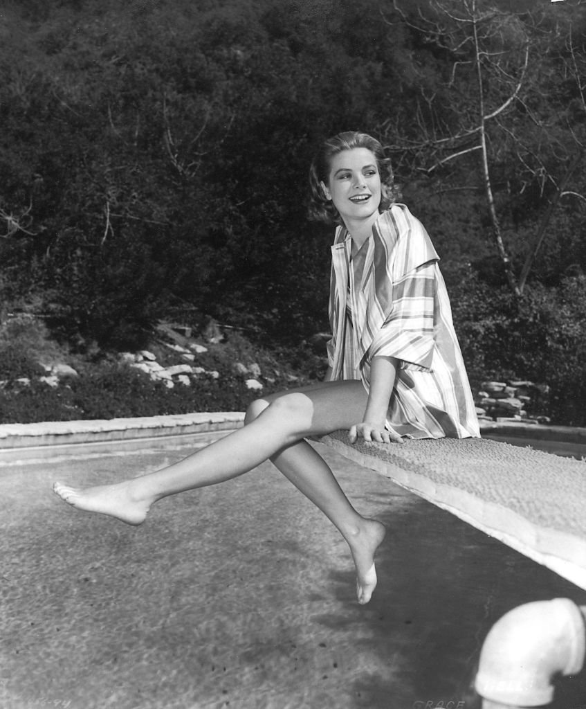 Portrait de l'actrice Grace Kelly allongée sur un transat. | Photo : Getty Images