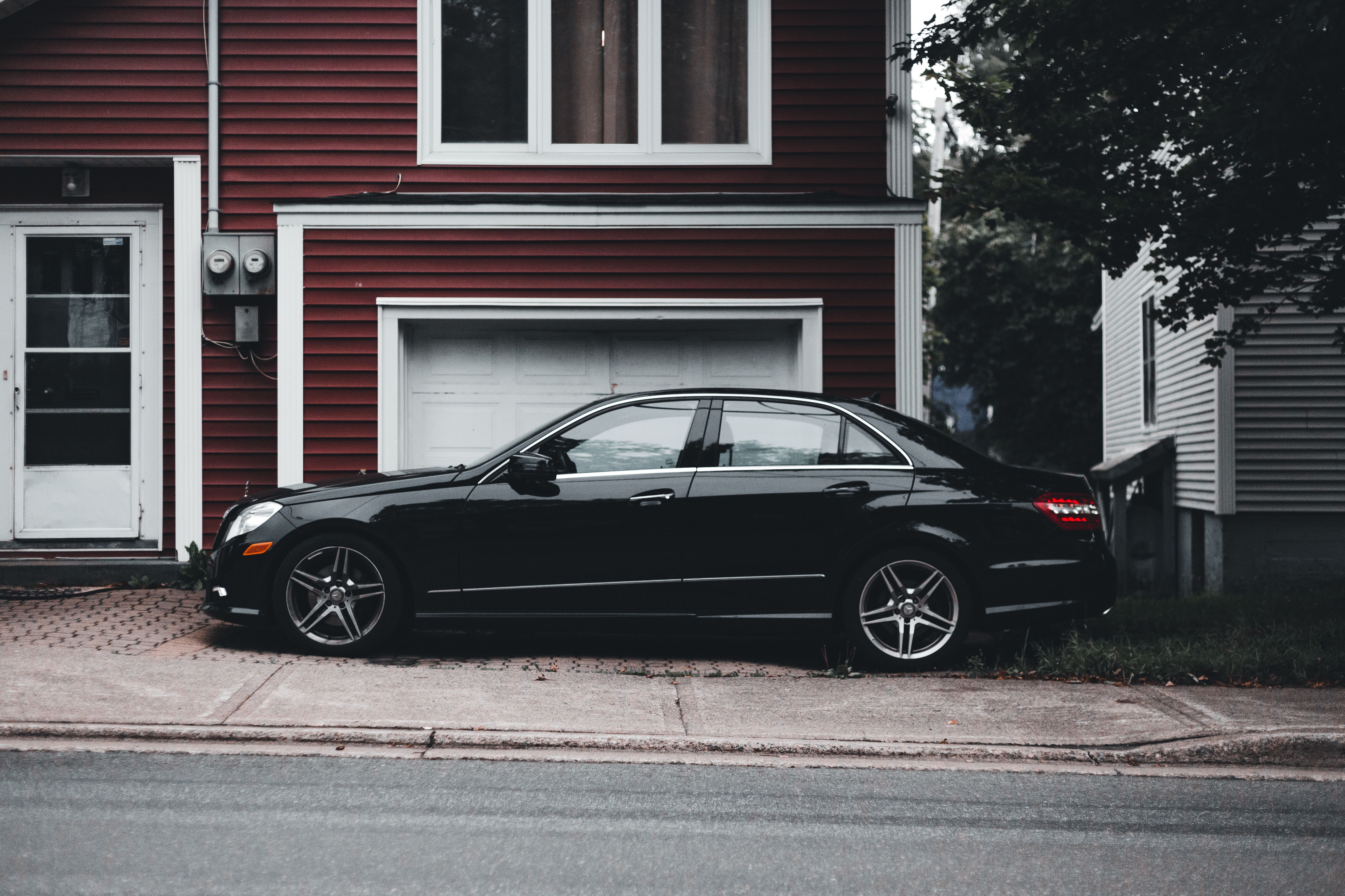 Une voiture de luxe garée devant une maison | Source : Pexels