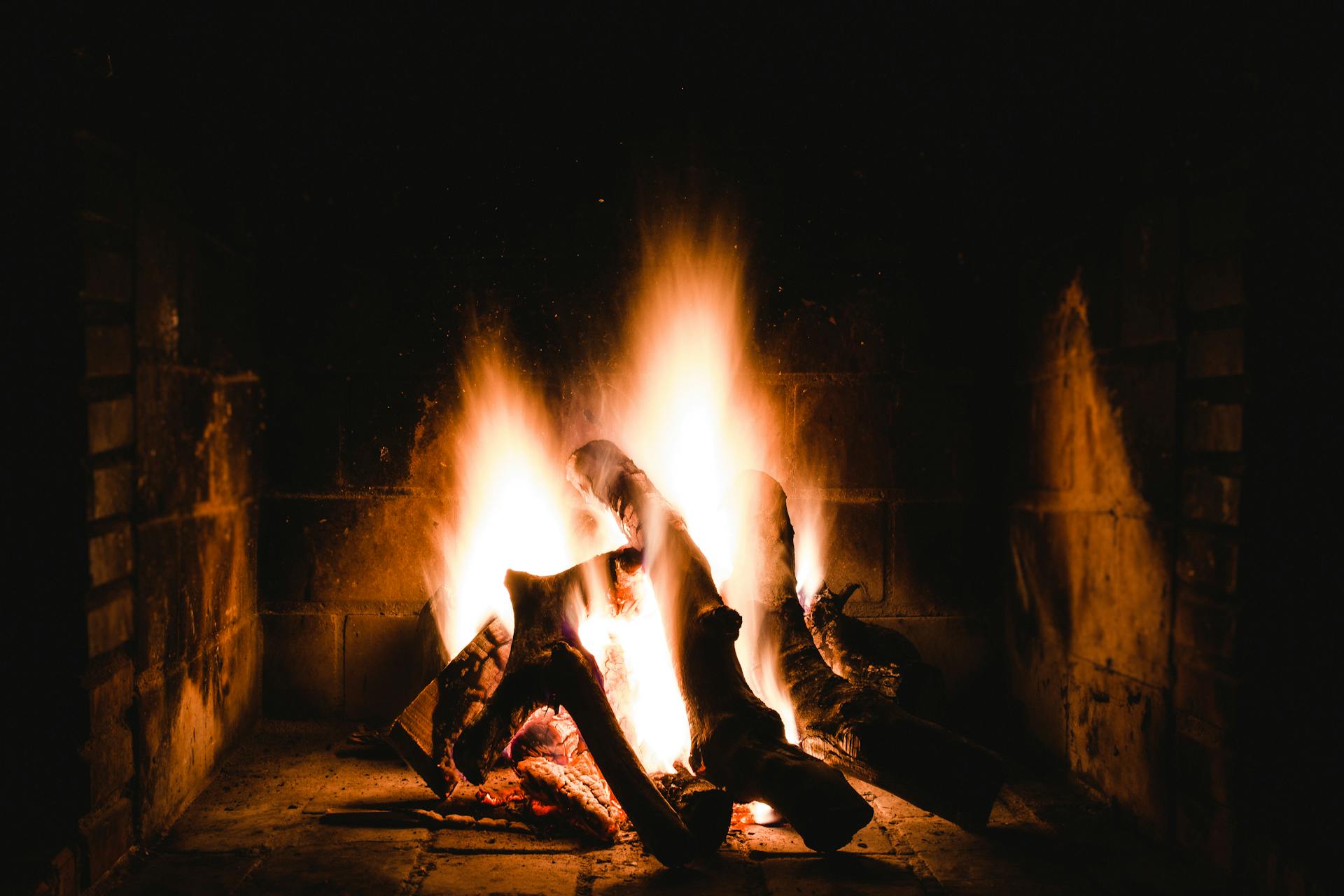 Un feu dans une cheminée | Source : Pexels