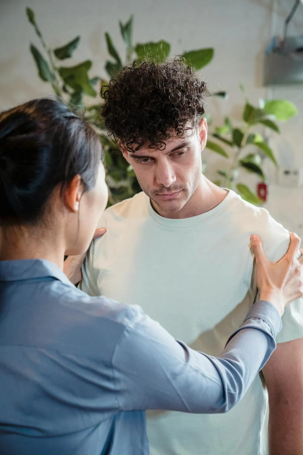 Une femme qui tient son mari dans ses bras ⏐ Source : Pexels