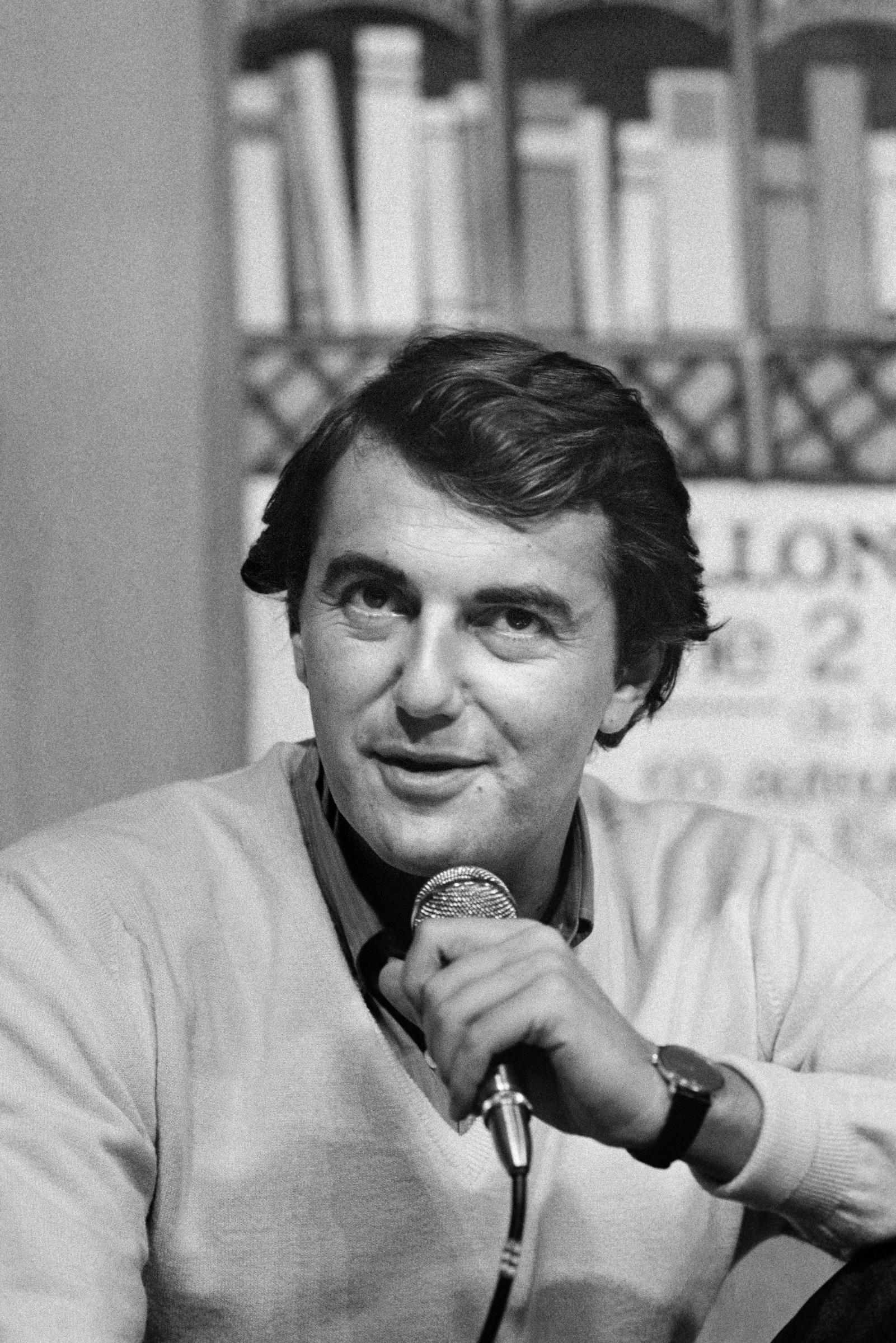 L'écrivain français Daniel Bilalian assiste à la 12e édition du salon du livre "Foire nationale du Livre de Poche" à Nogent-sur-Marne, près de Paris, le 2 octobre 1983 I Source : Getty Images