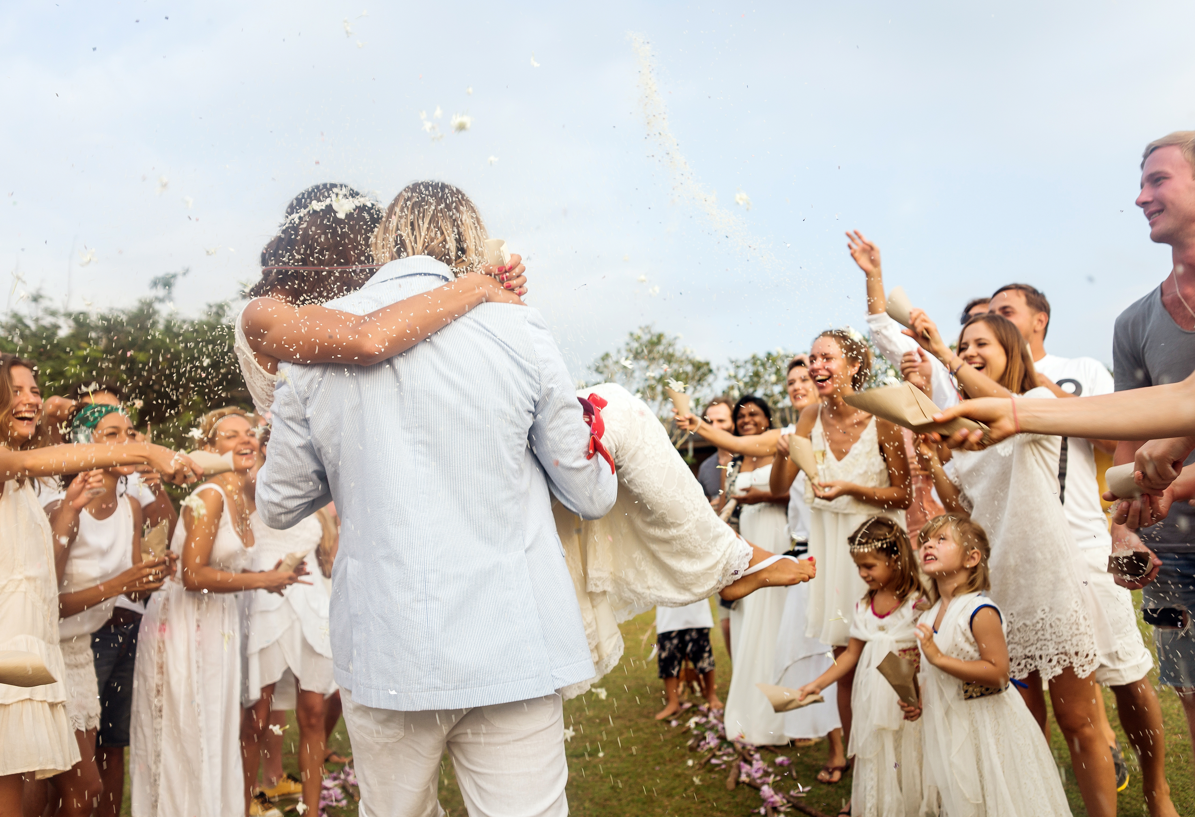 Un marié porte une mariée lors du mariage | Source : Shutterstock