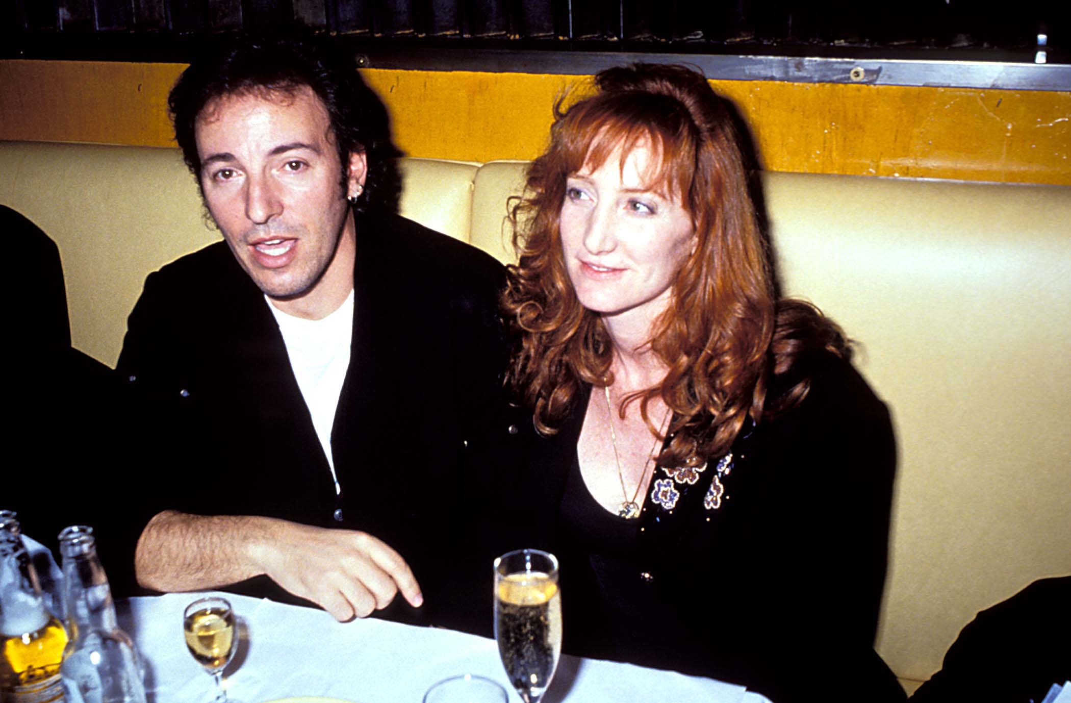 Bruce Springsteen et Patti Scialfa lors d'une soirée d'après-concert, vers 1991. | Source : Getty Images