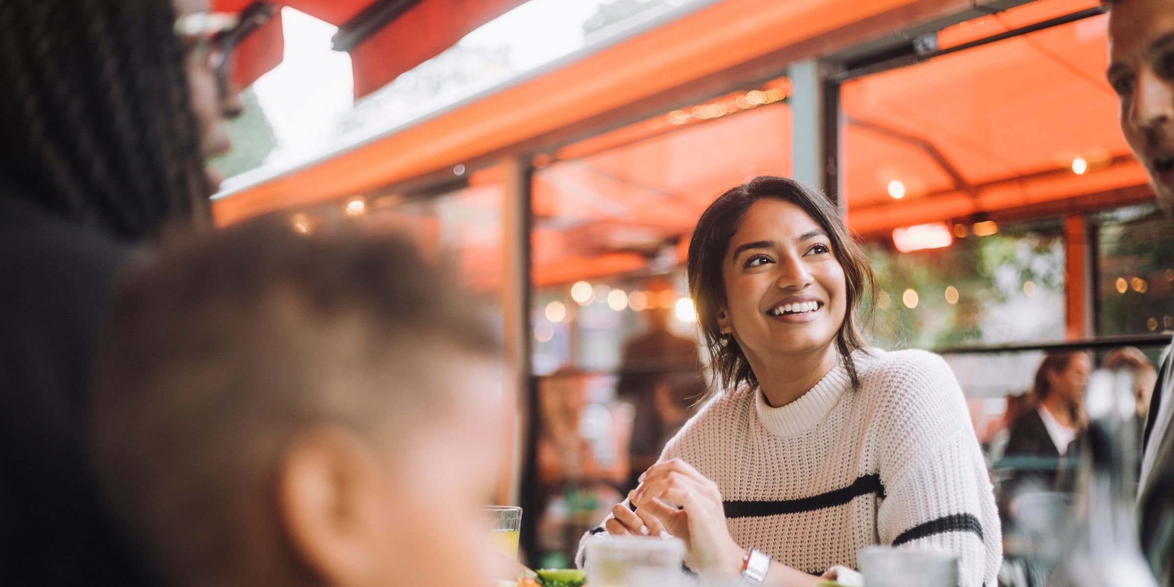 Une femme en train de dîner avec sa famille | Source : Getty Images