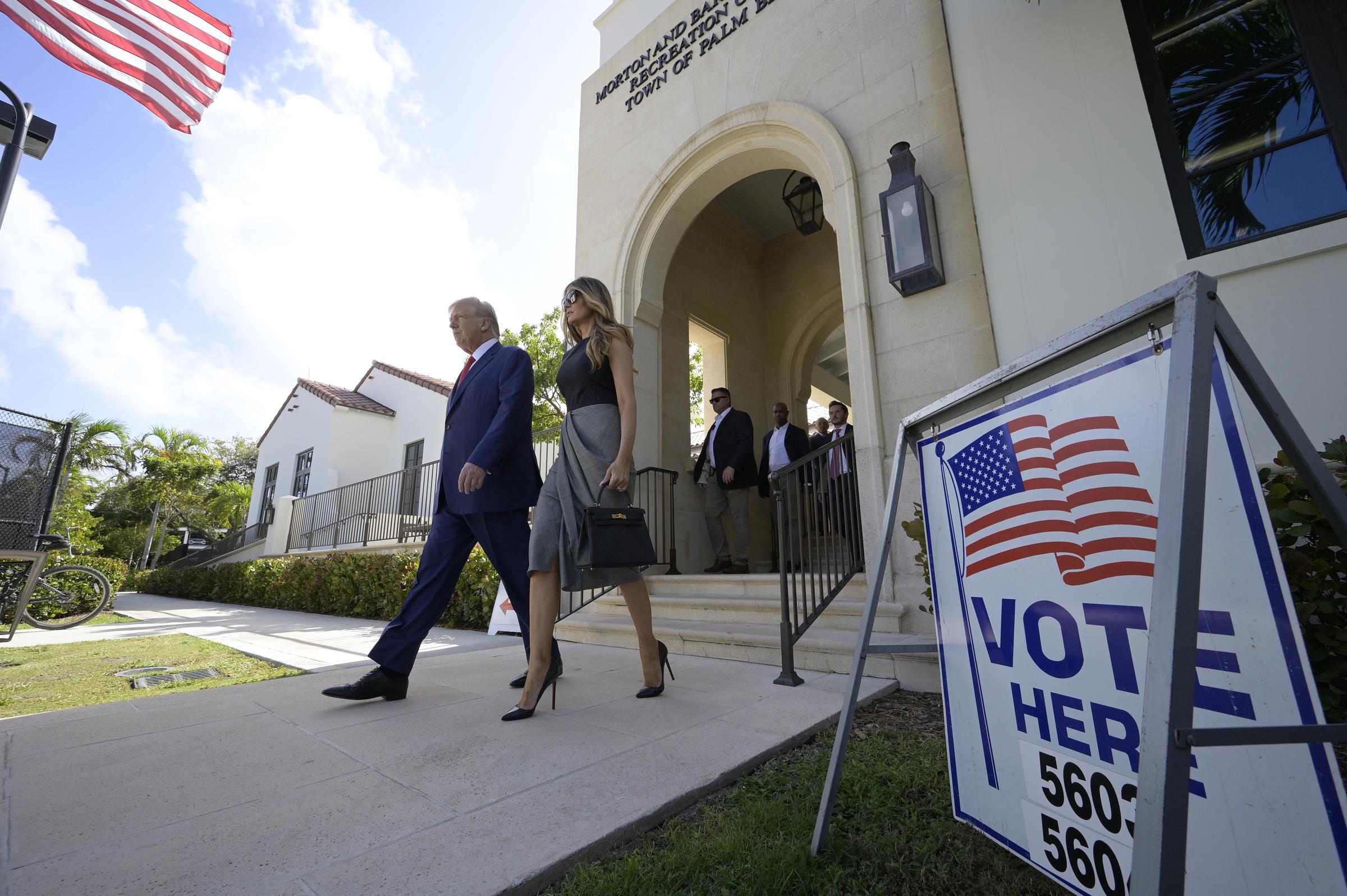 L'ancienne Première dame Melania Trump quitte le bureau de vote après avoir voté aux élections de mi-mandat à Palm Beach, en Floride, le 8 novembre 2022. Elle porte une robe en maille sans manches Alexander McQueen avec une jupe drapée à motif pied-de-poule, rehaussée d'escarpins à bout pointu « So Kate » en cuir verni noir de Christian Louboutin en cuir verni noir.