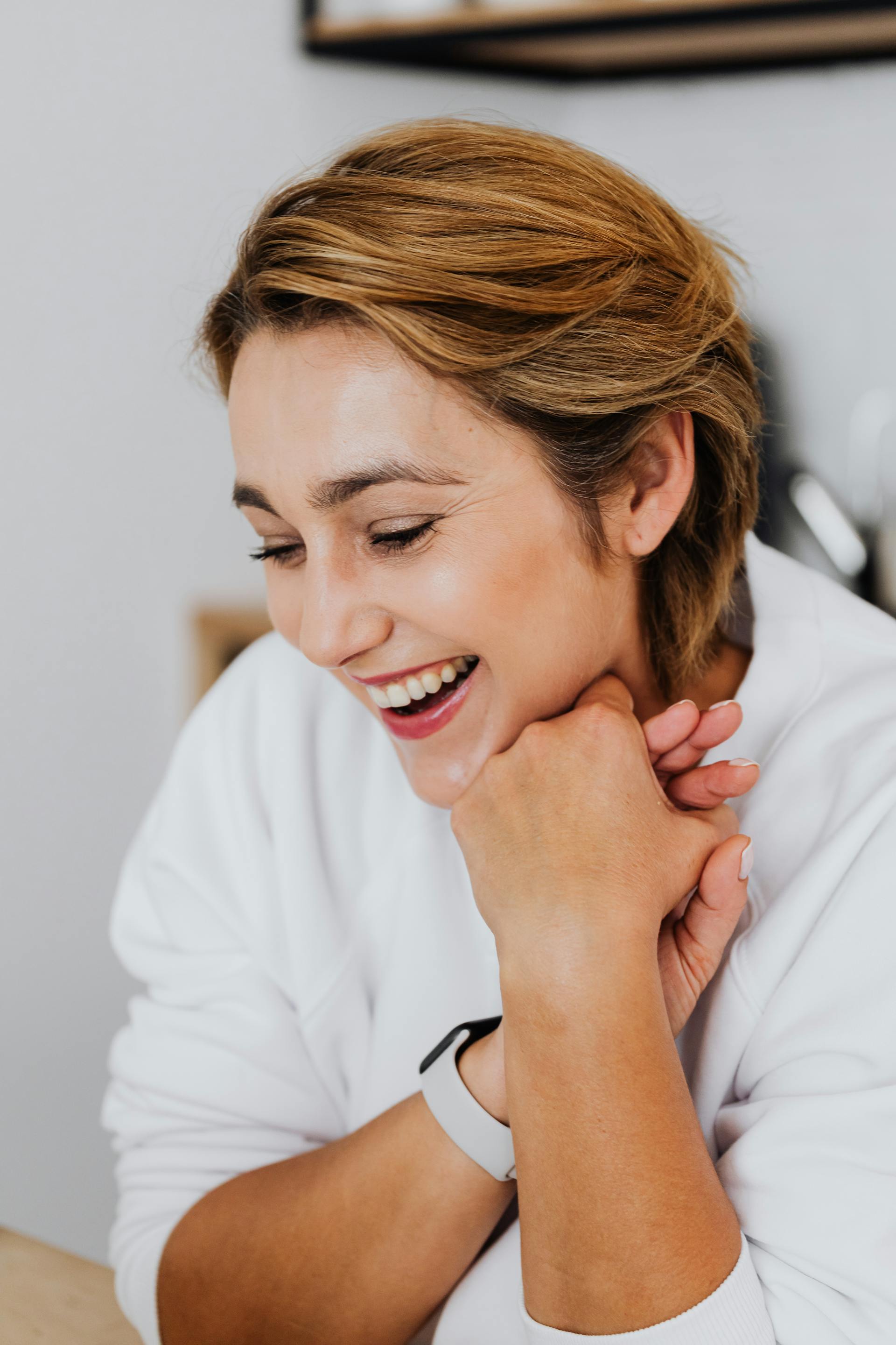 Une femme qui sourit dans une pièce | Source : Pexels