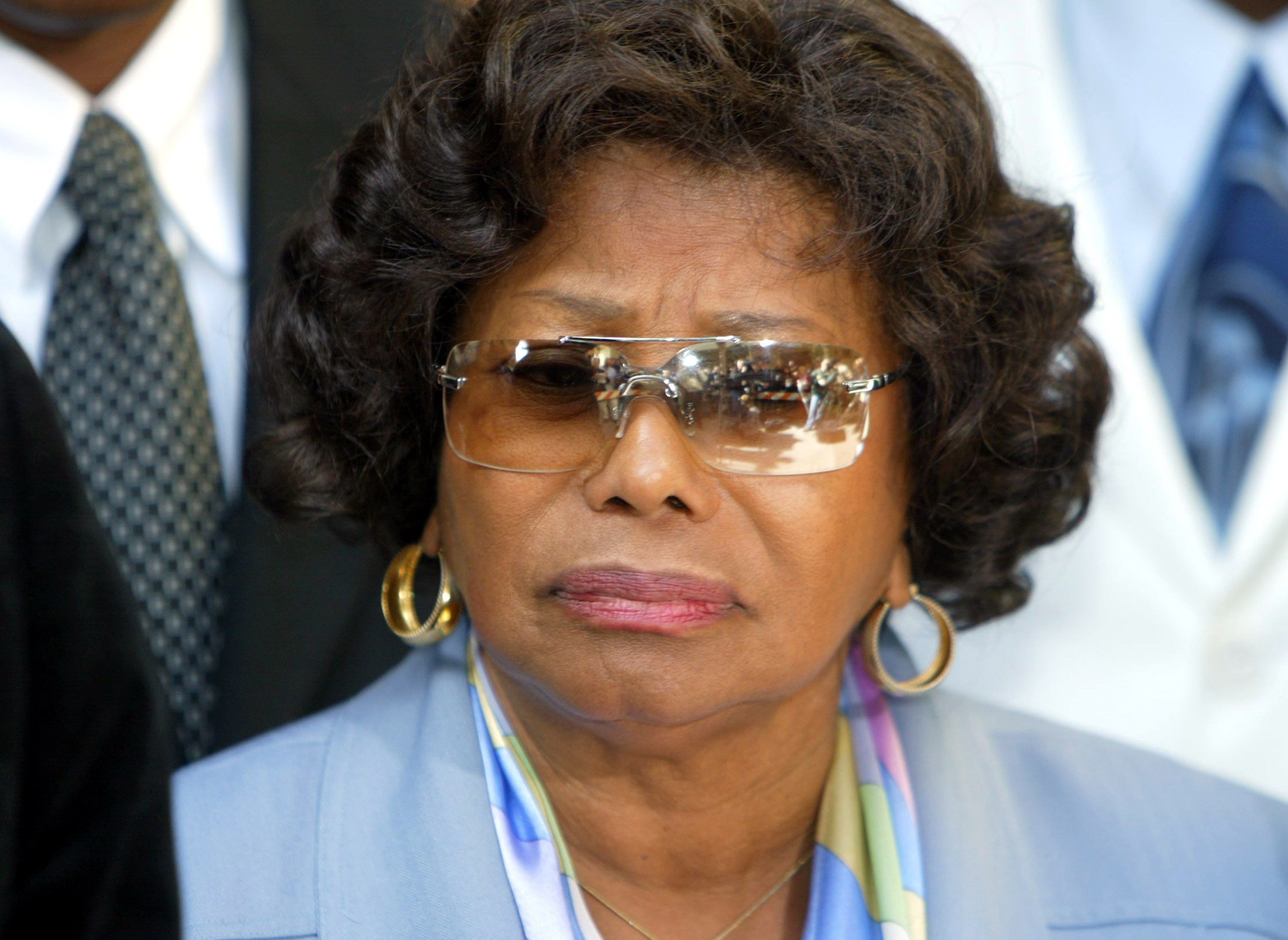 Katherine Jackson quitte le palais de justice de Santa Maria le 30 avril 2004 | Source : Getty Images