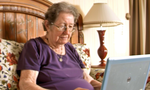 Une dame âgée regardant son ordinateur portable | Source : Amomama