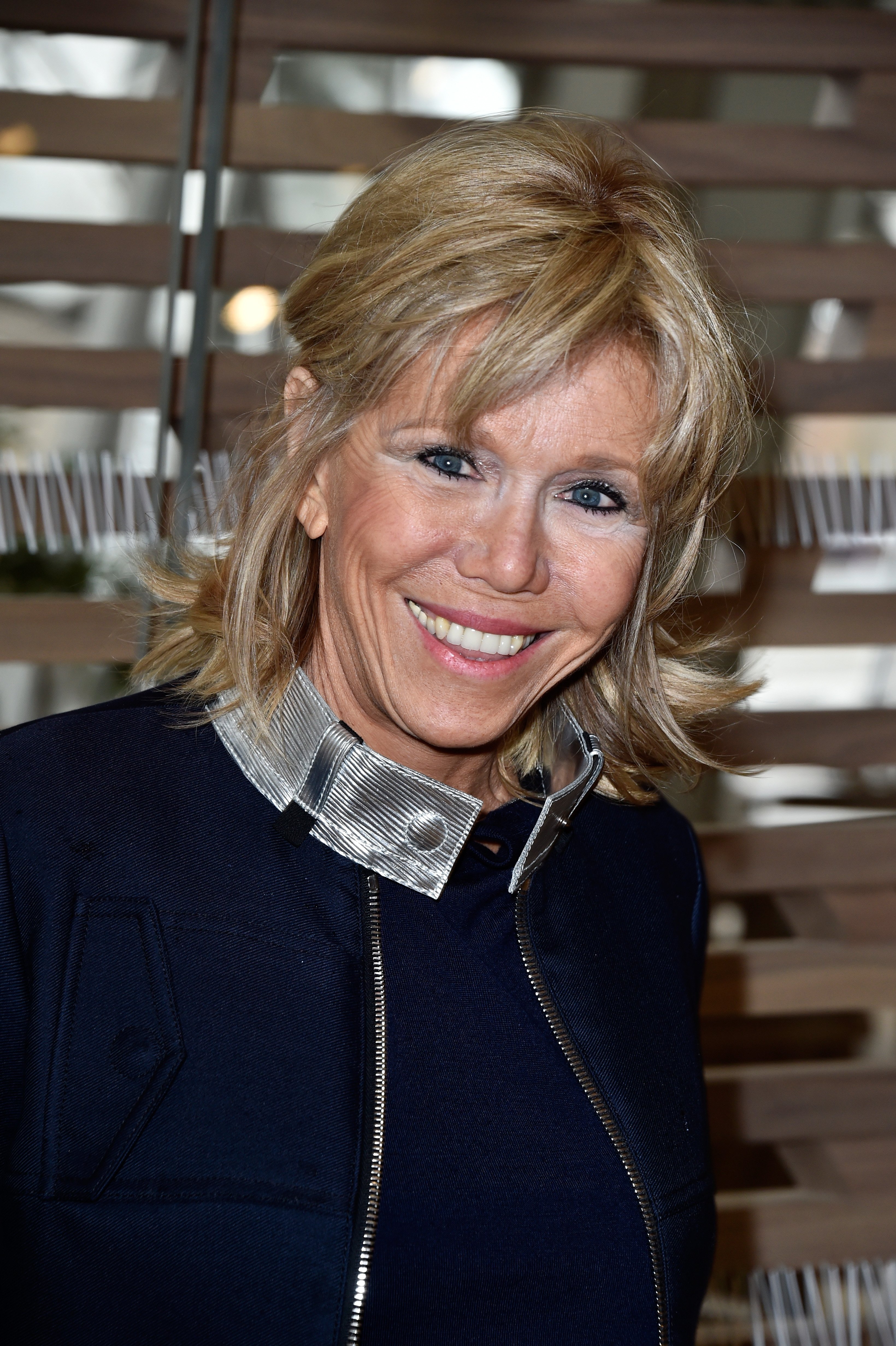 Brigitte Macron assiste au défilé Louis Vuitton dans le cadre de la Semaine de la mode féminine automne/hiver 2016/2017 le 9 mars 2016 à Paris, France. | Photo : Getty Images