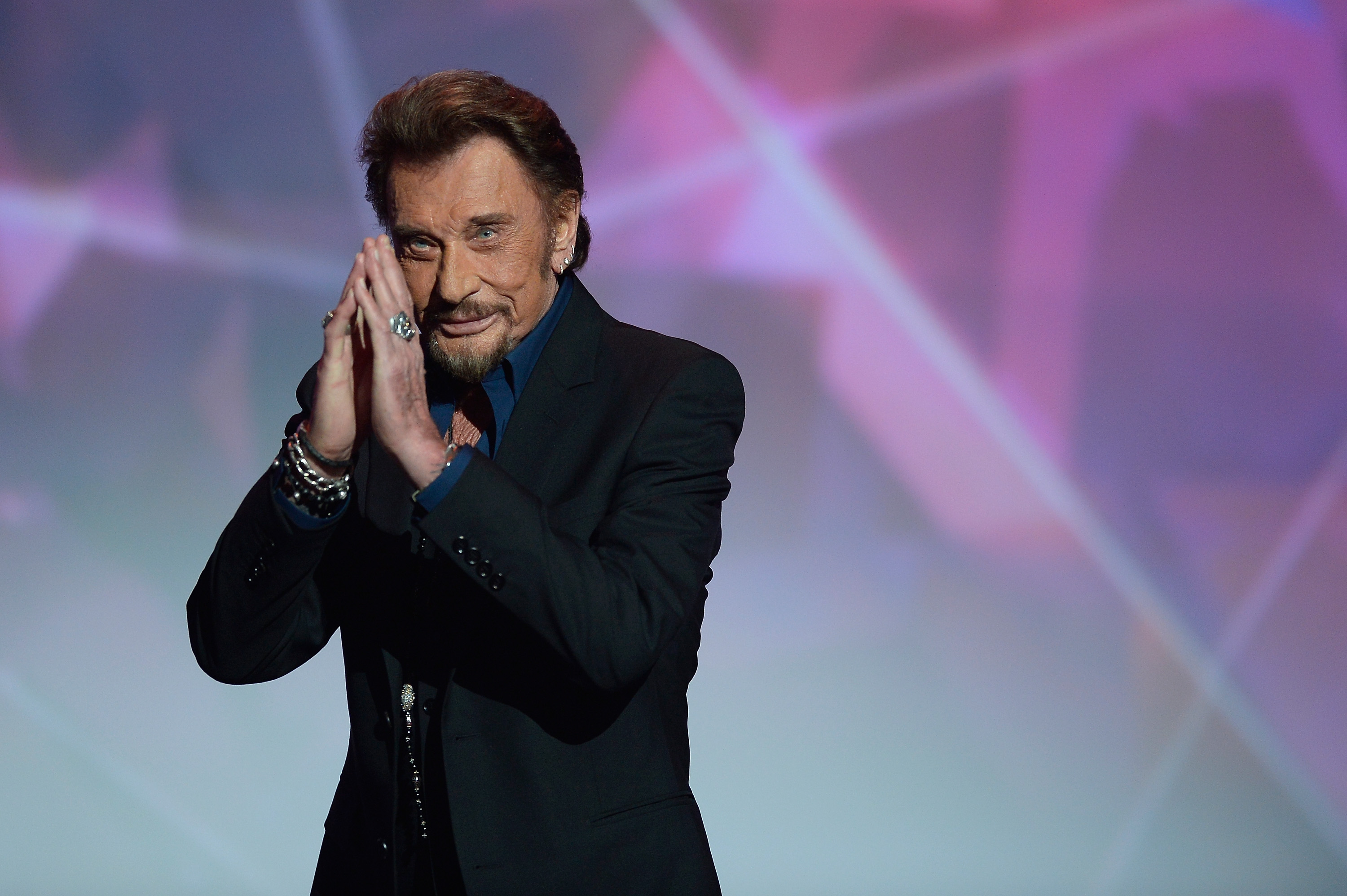 Johnny Hallyday reçoit le prix du meilleur album de l'année pour "De l'amour" lors de la 31e cérémonie des Victoires de la Musique au Zenith, le 12 février 2016 à Paris, en France I Source : Getty Images