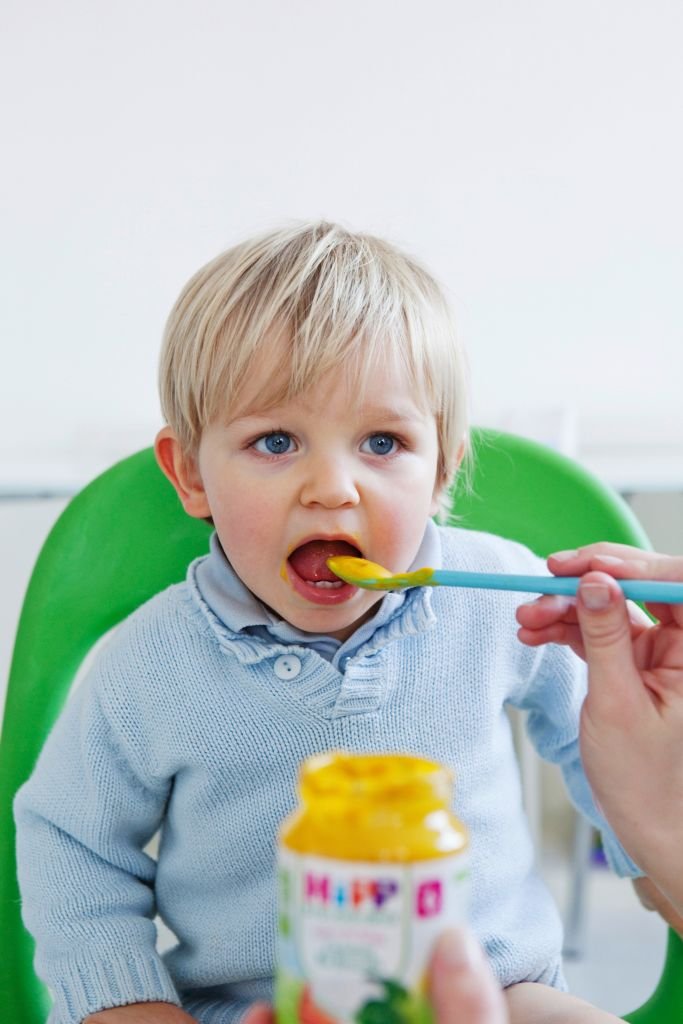 Un petit garçon en train de manger. | Photo : Getty Images