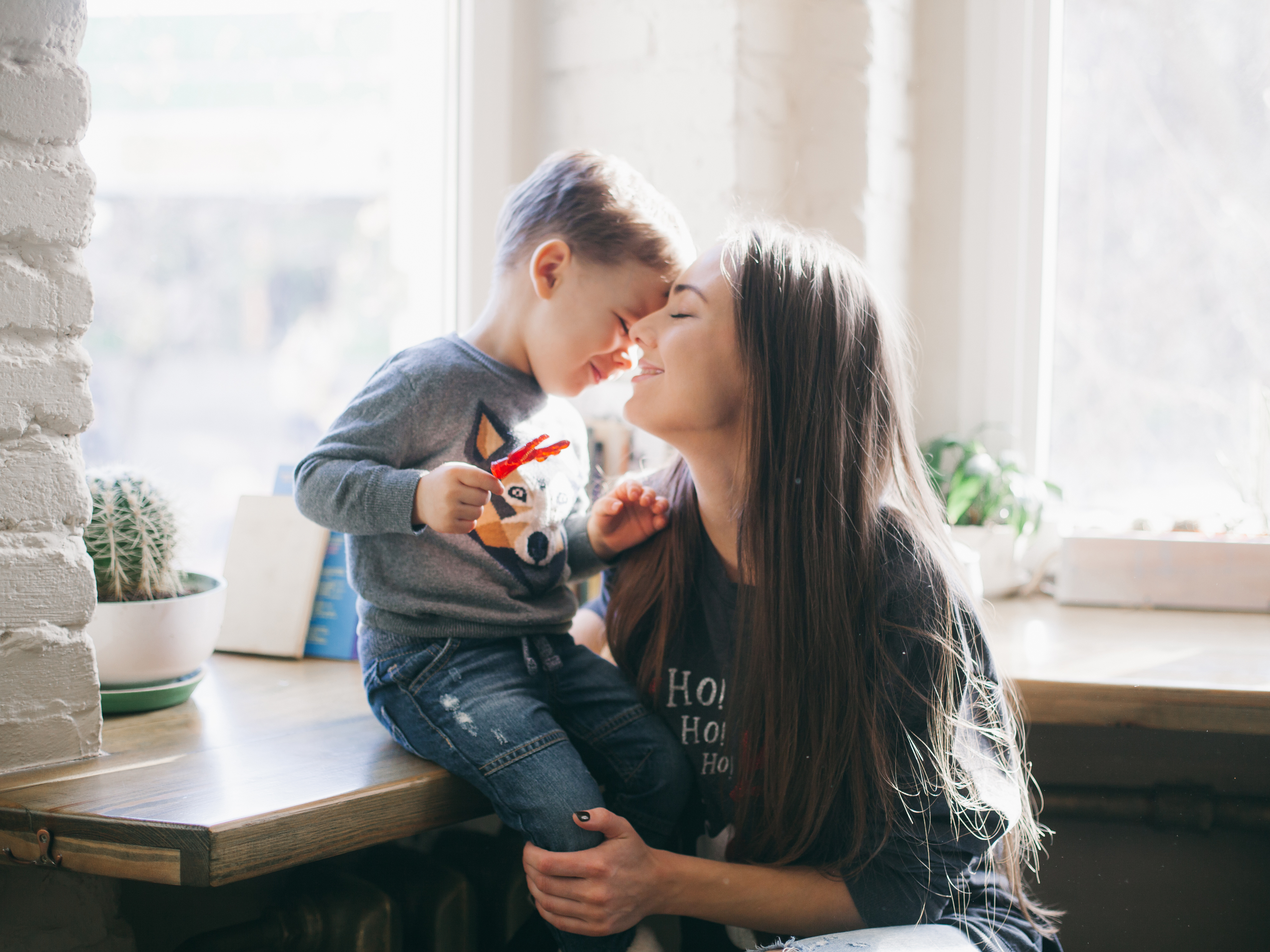 Une mère embrassant son petit fils | Source : Shutterstock