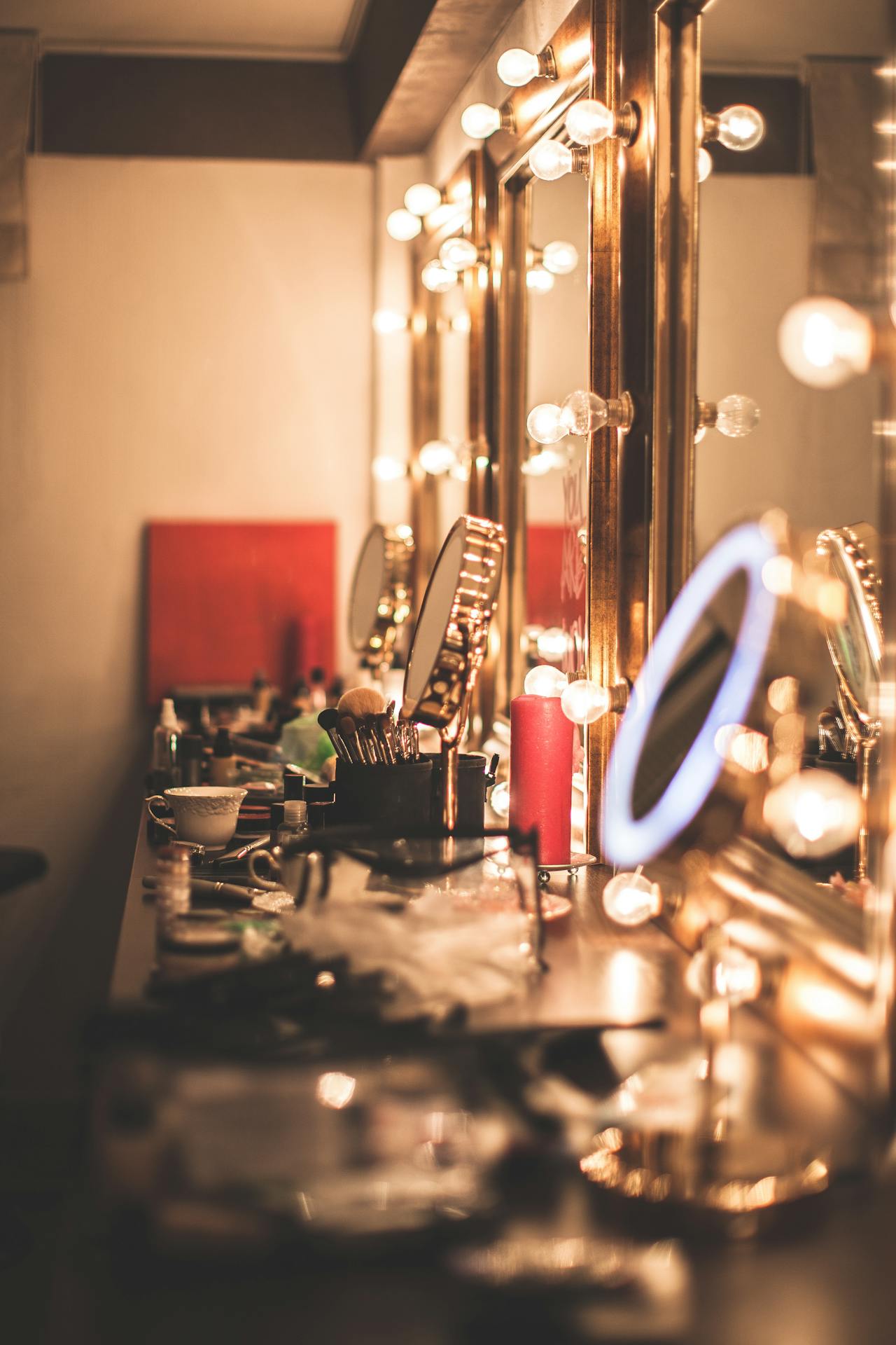 Un dressing avec des miroirs de courtoisie | Source : Pexels