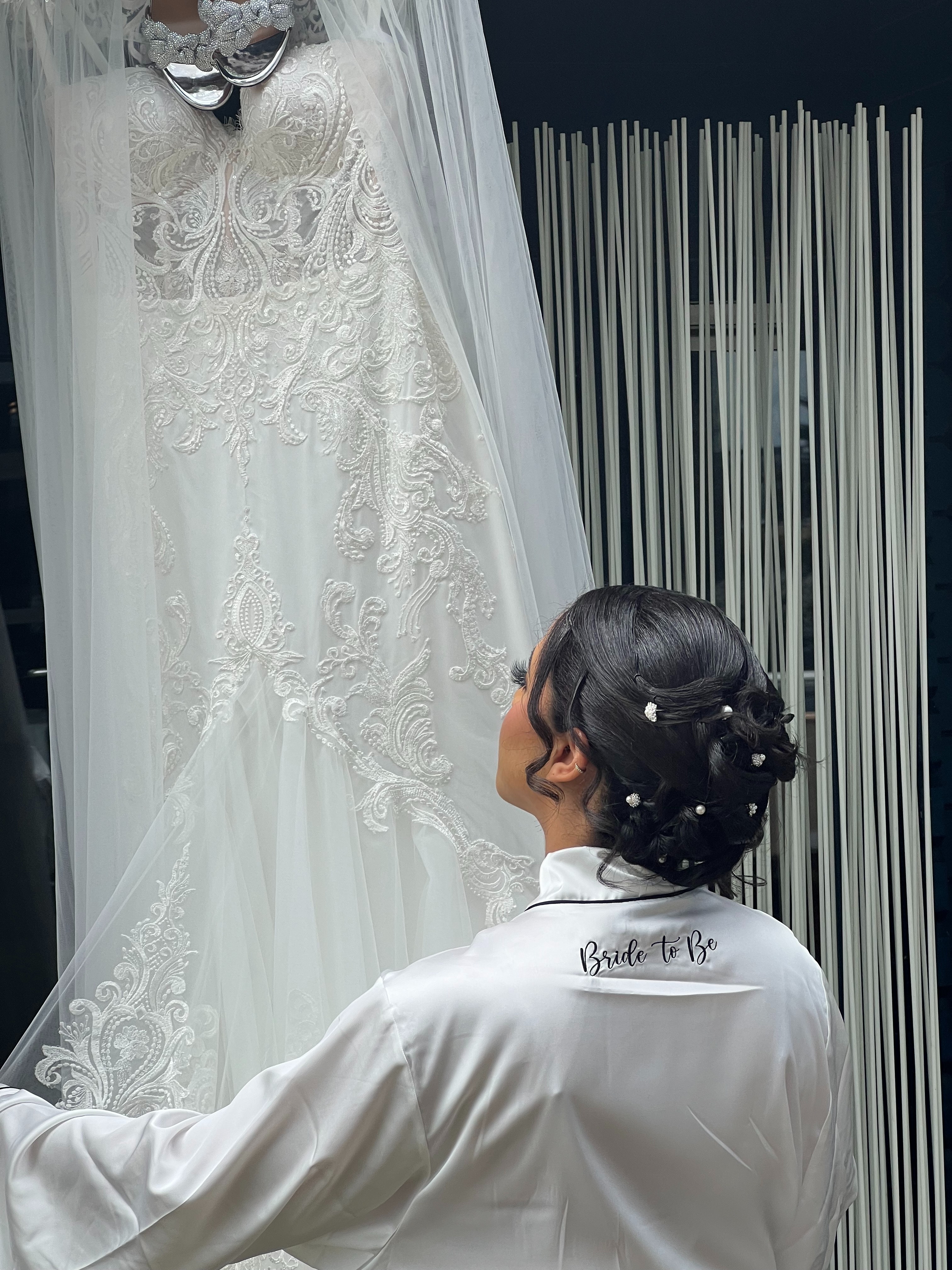 Mujer mirando el vestido de novia | Fuente: Pexels