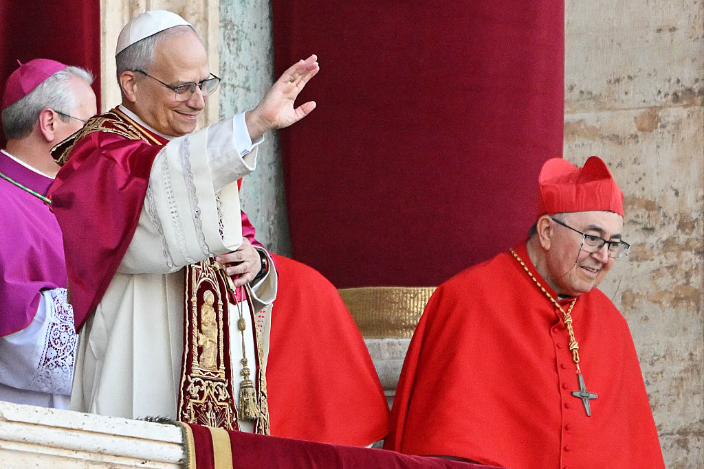 Le pape nouvellement élu Léon XIV, Robert Francis Prevost fait un geste alors qu'il s'adresse à la foule depuis le balcon principal de la loggia centrale de la basilique Saint-Pierre pour la première fois le 8 mai 2025.