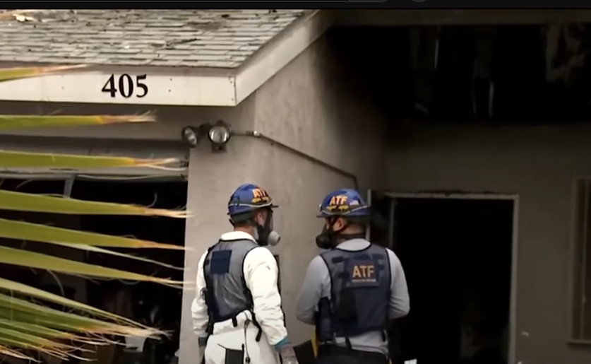 Pompiers à l'extérieur de la maison qui a pris feu et tué cinq enfants | Source : Youtube.com/AZFamily | Arizona News
