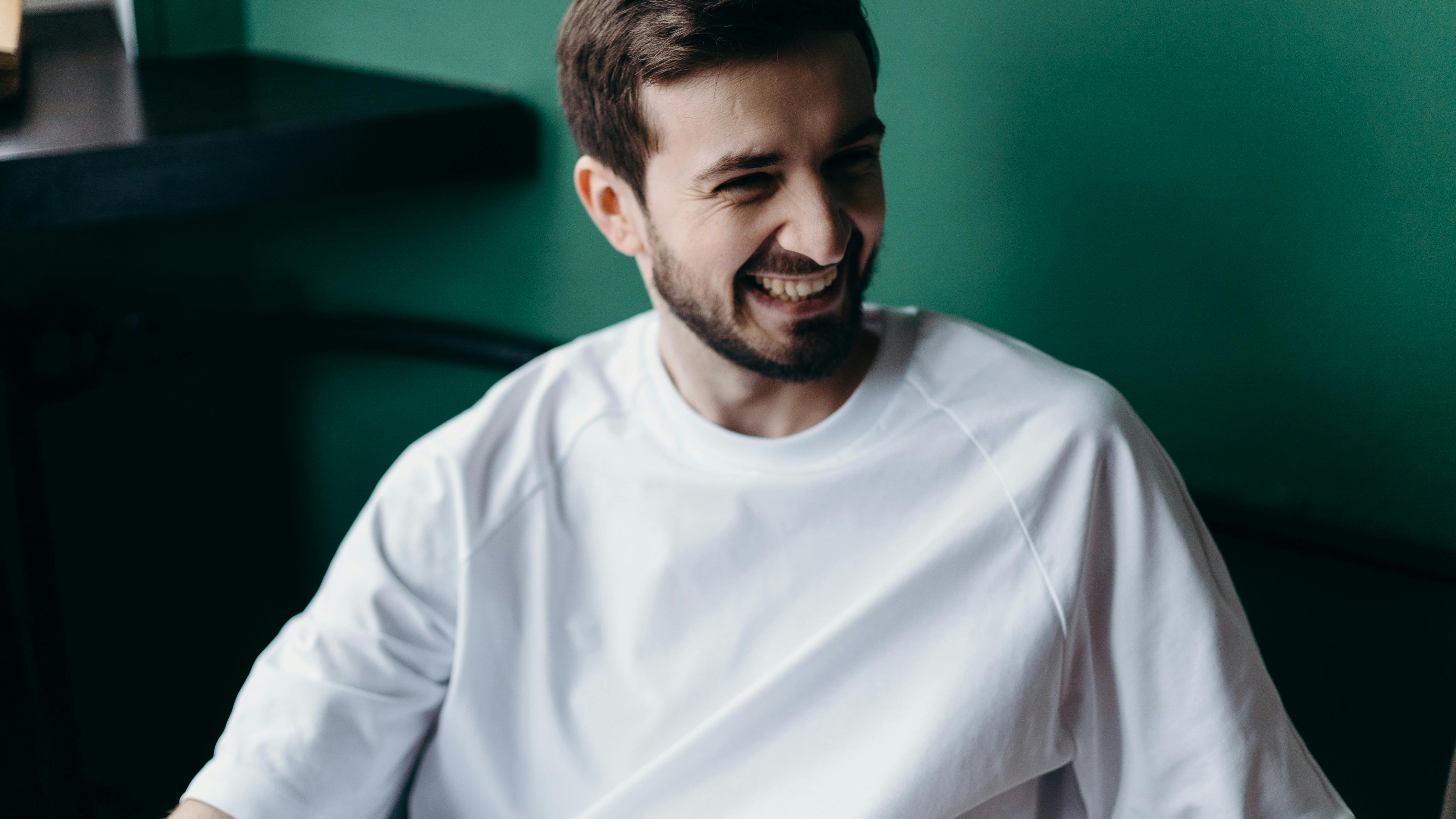 Un homme souriant à la maison | Source : Pexels