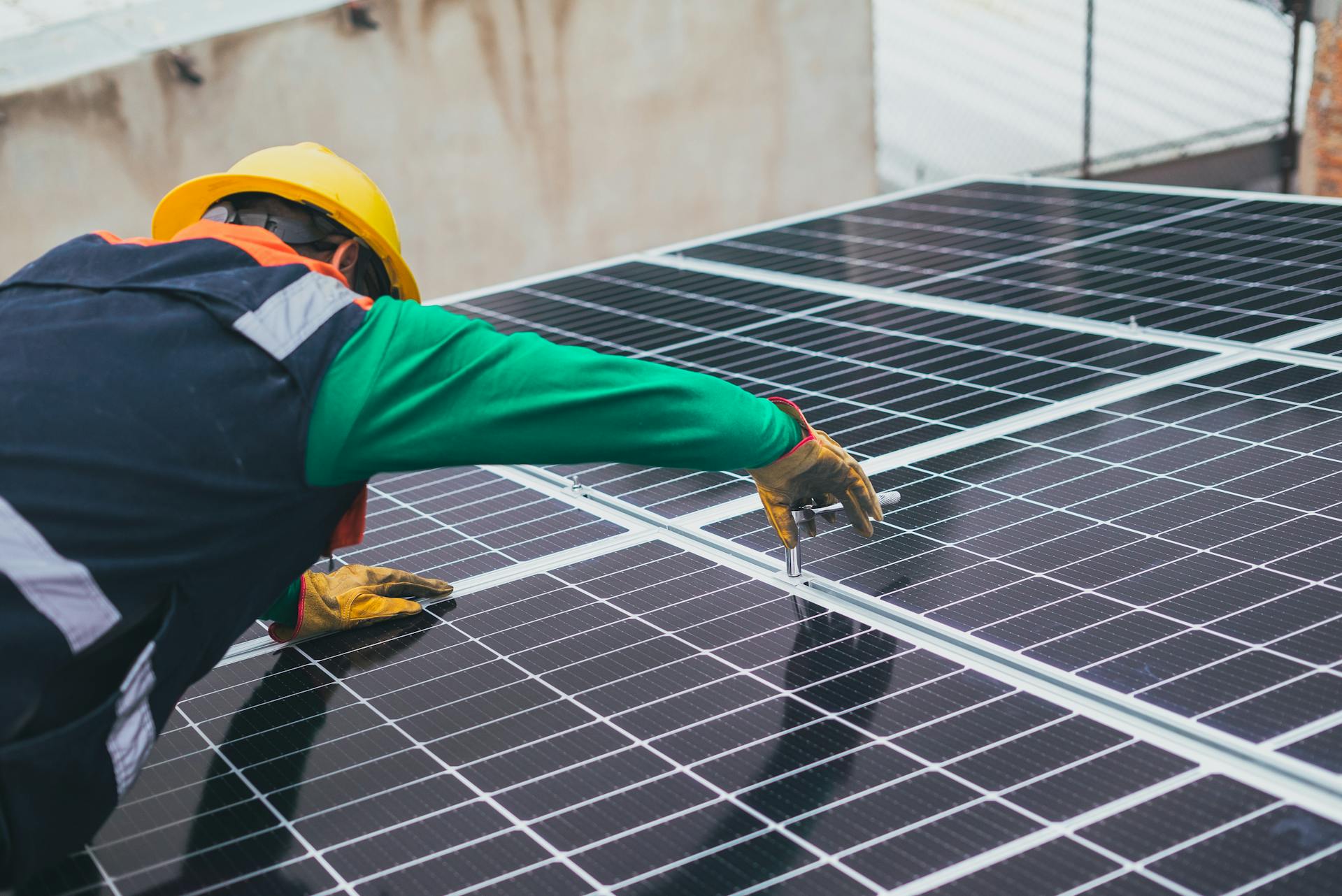 Un homme travaillant sur un panneau solaire | Source : Pexels