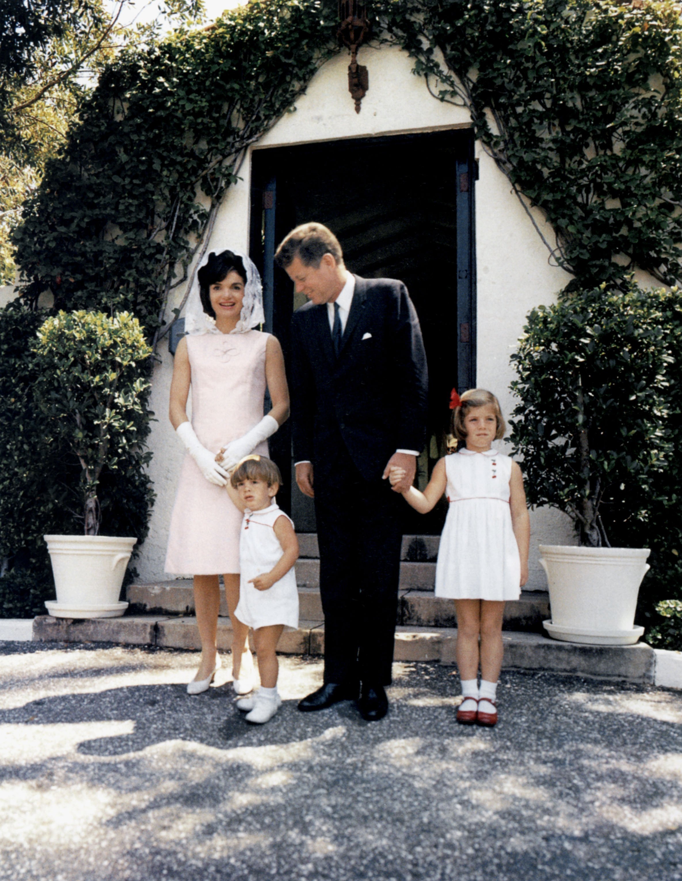 John Kennedy et son épouse Jackie et leurs enfants, John Jr et Caroline, à Palm Beach, en Floride, le 14 avril 1963. | Source: Getty Images.