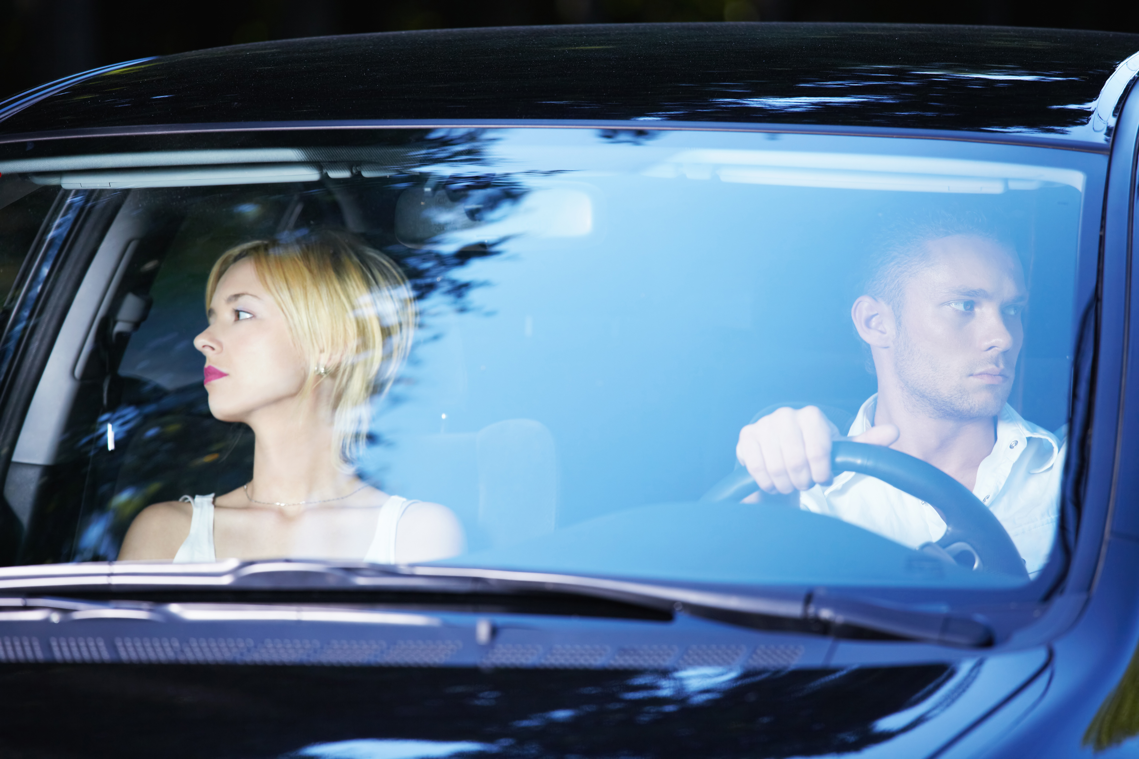 Casal no carro |  Fonte: Shutterstock