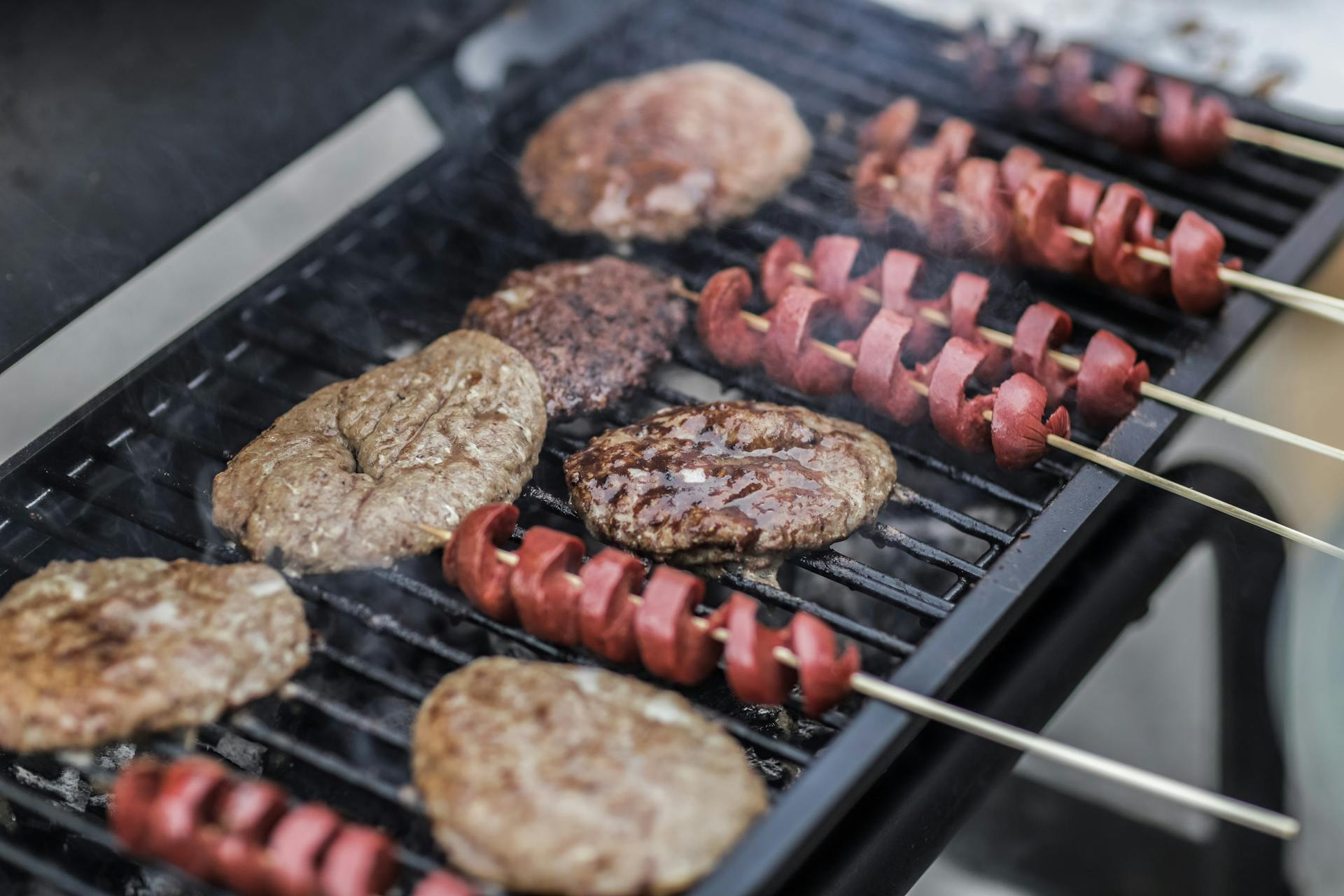 Viande en train de cuire sur un gril | Source : Pexels