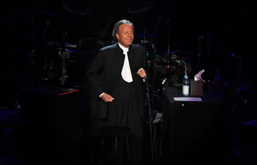 Julio Iglesias se produit en concert à l'Infinite Energy Center le 6 décembre 2019 à Duluth, en Géorgie I Source : Getty Images