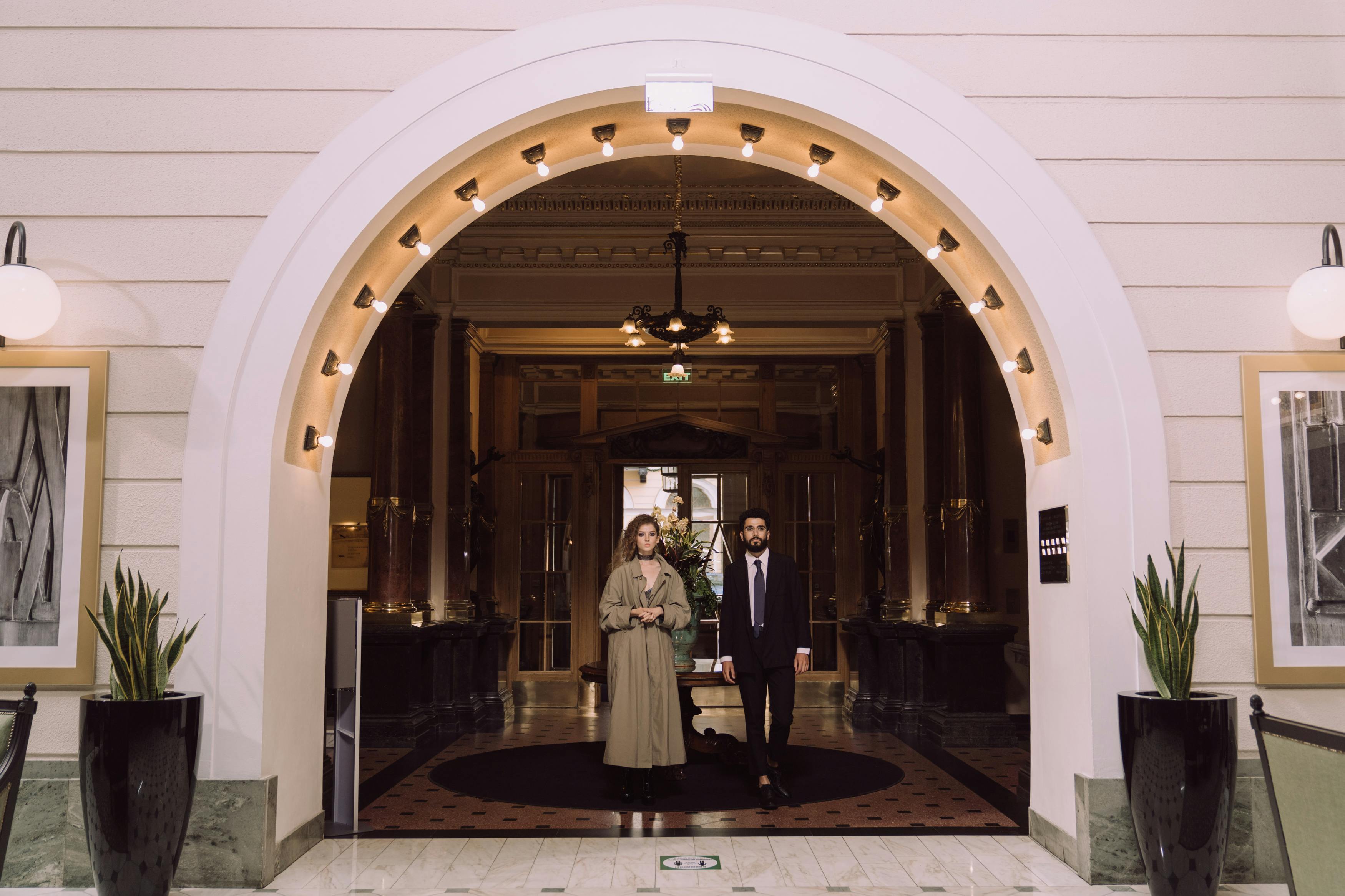 Deux personnes debout à l'entrée d'un hôtel | Source : Pexels