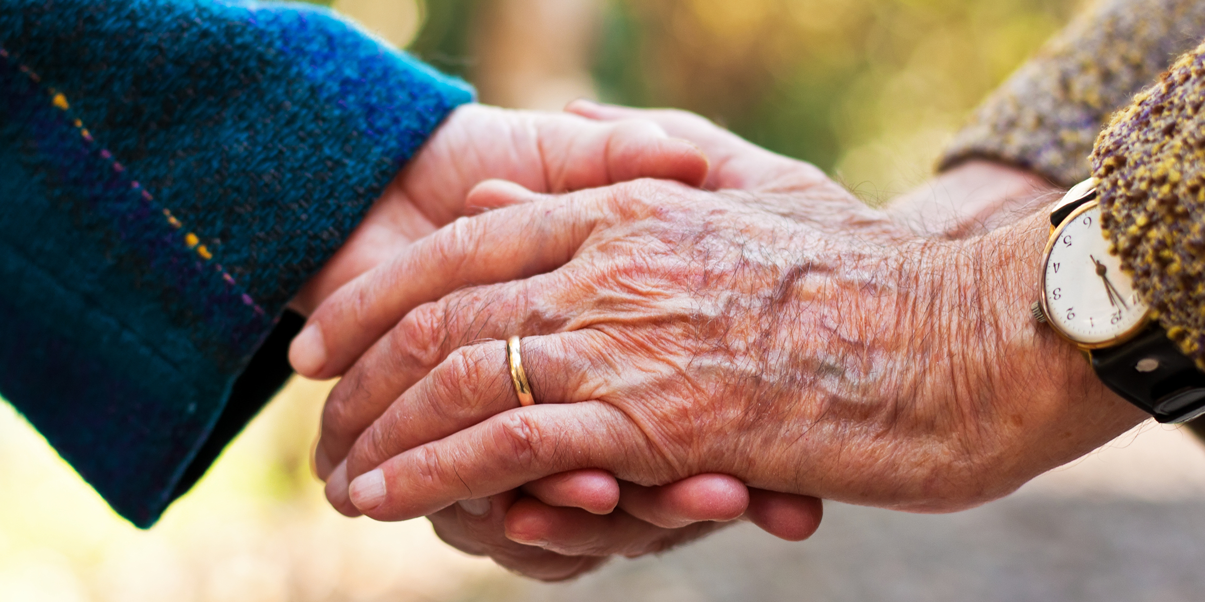 Des personnes âgées se tenant par la main | Source : Shutterstock