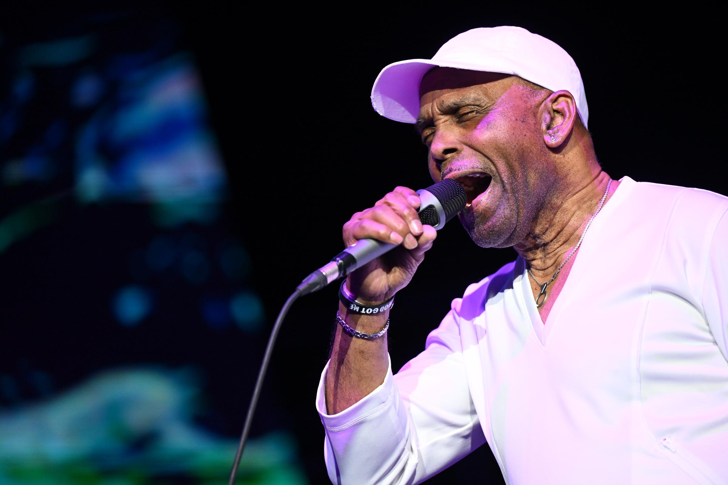 Frankie Beverly de Frankie Beverly and Maze se produit sur scène lors de la tournée d'adieu de Frankie Beverly and Maze à Atlanta, Géorgie, le 22 mars 2024 | Source : Getty Images