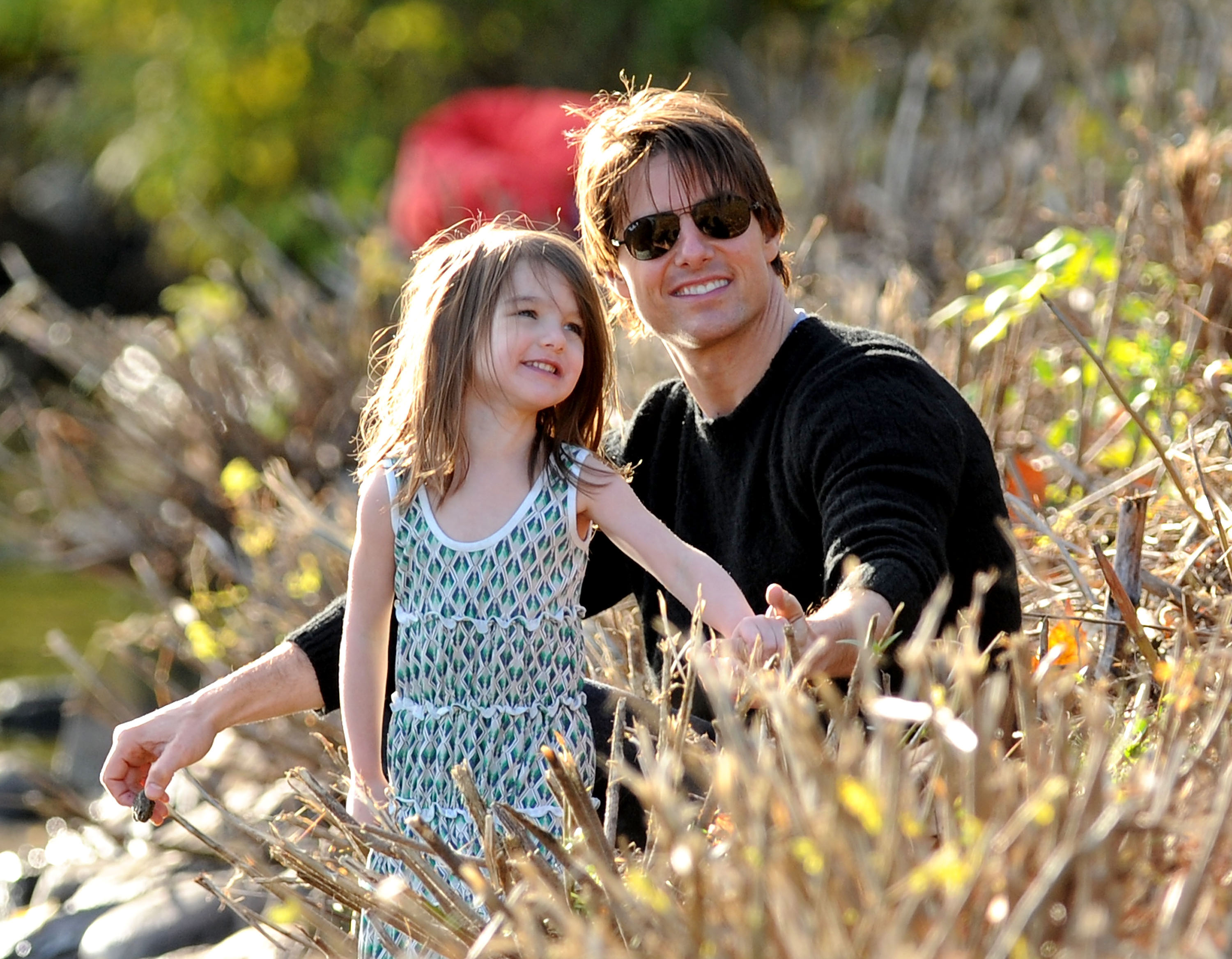 Suri Cruise et Tom Cruise le 10 octobre 2009 à Cambridge, Massachusetts | Source : Getty Images