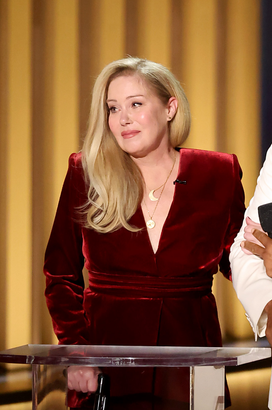 Christina Applegate parle sur scène lors de la 75e édition des Primetime Emmy Awards au Peacock Theater de Los Angeles, en Californie, le 15 janvier 2024 | Source : Getty Images