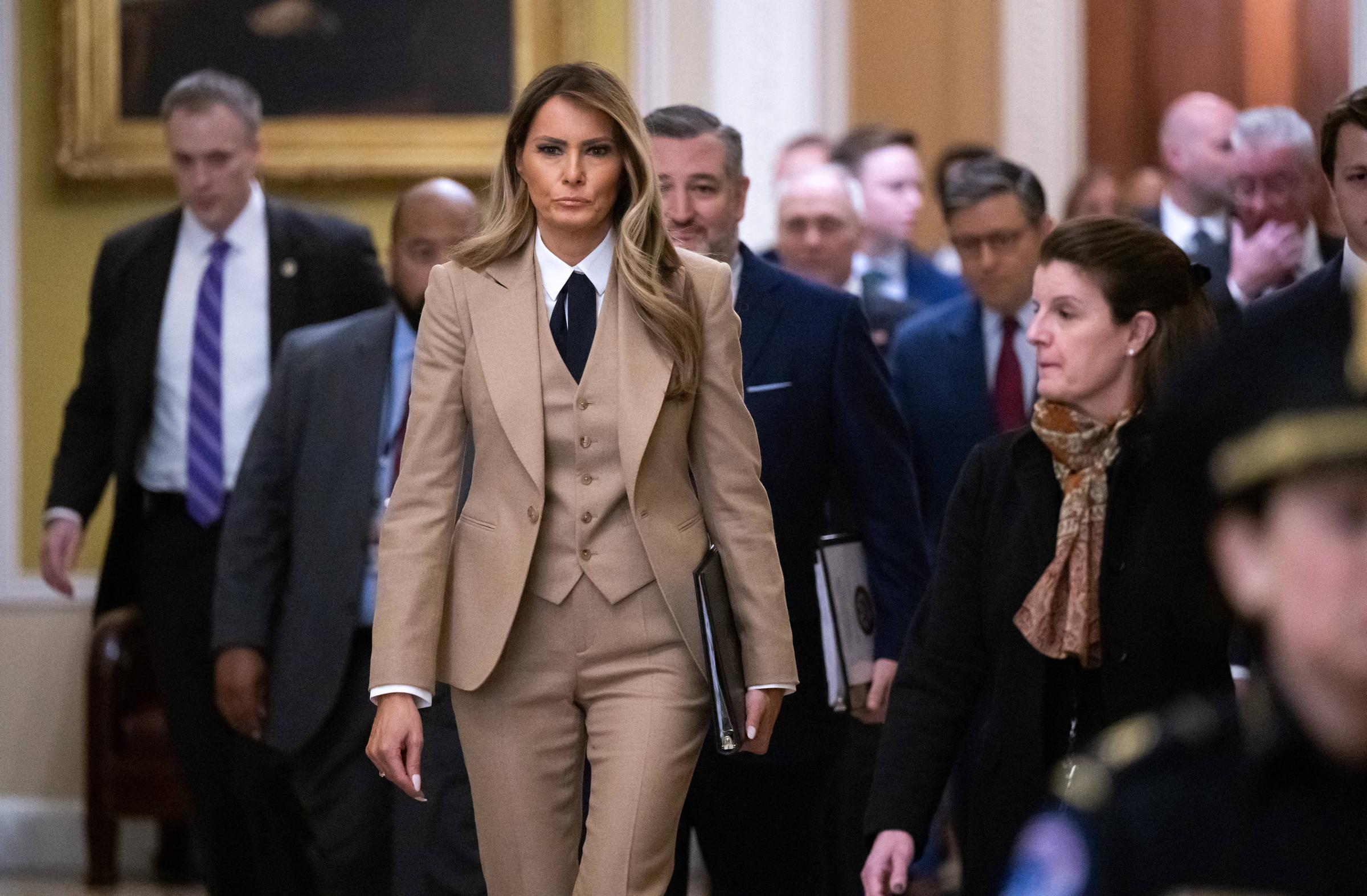 La première dame des États-Unis, Melania Trump, se rend à une réunion visant à encourager l'adoption de la loi Take It Down par le Sénat américain au Capitole des États-Unis à Washington, D.C., le 3 mars 2025 | Source : Getty Images