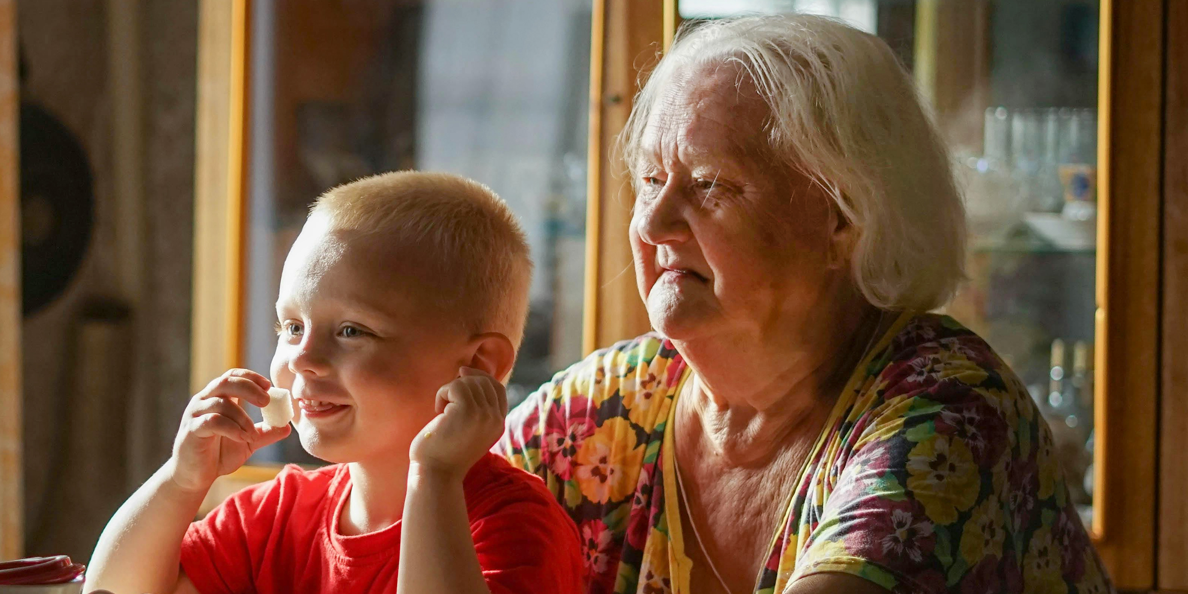 Une grand-mère avec son petit-fils | Source : Pexels