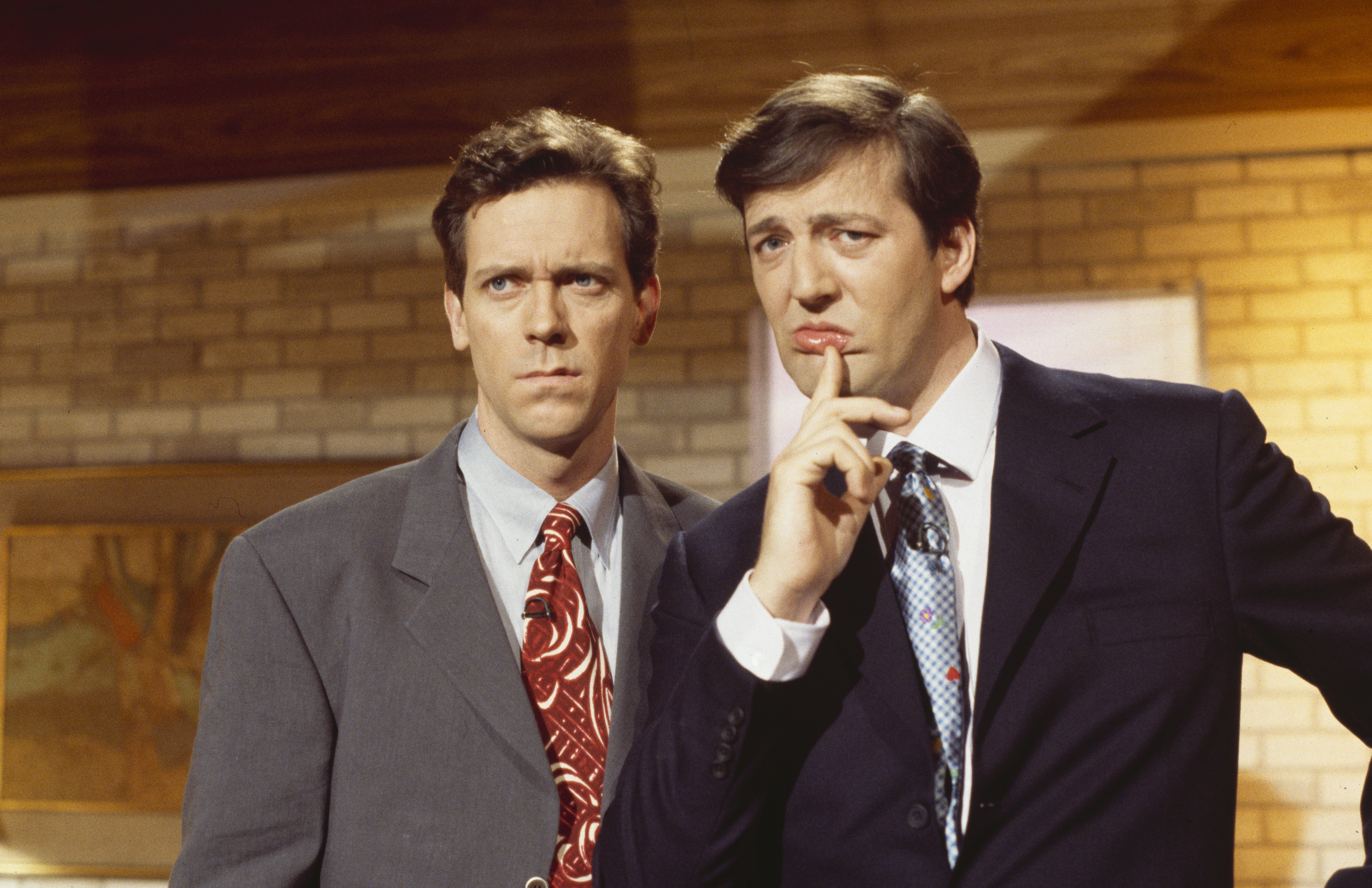 Hugh Laurie et Stephen Fry dans un sketch de la série télévisée de la BBC "A Bit of Fry and Laurie" le 29 mars 1994. | Source : Getty Images