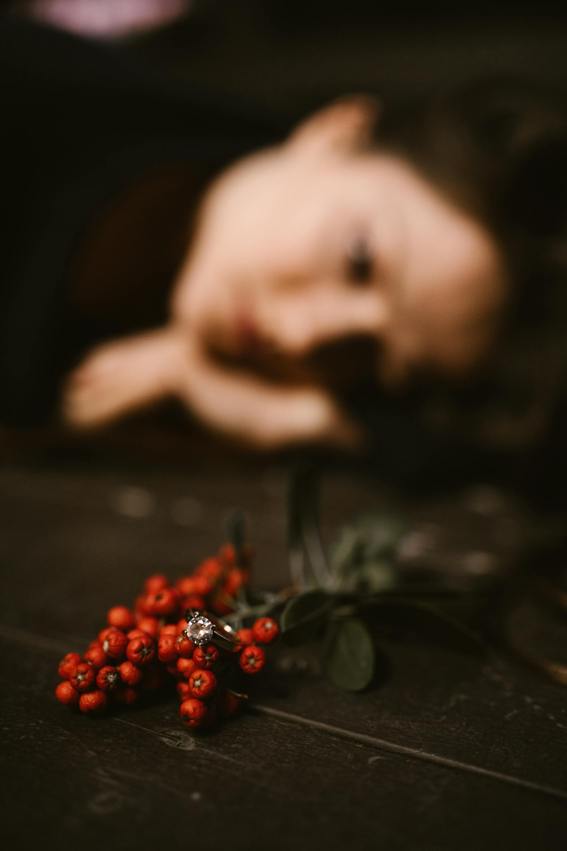 Une photo floue d'une femme triste qui regarde son alliance | Source : Pexels