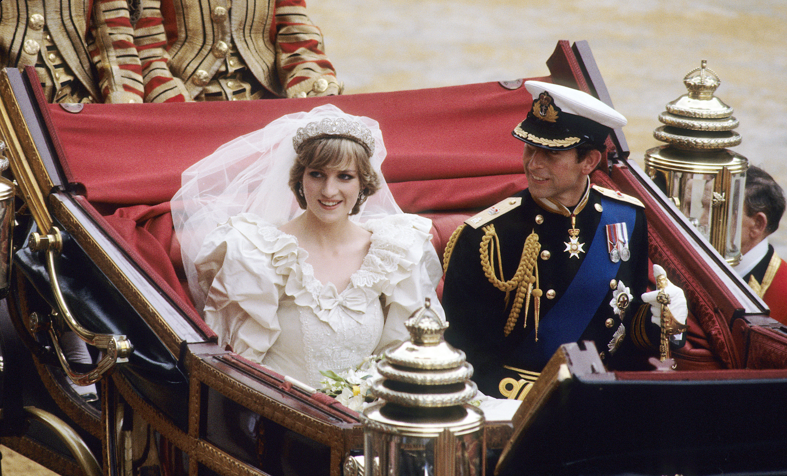 Le prince et la princesse de Galles retournent au palais de Buckingham en calèche, le 29 juillet 1981, à Londres, en Angleterre. | Source : Getty Images