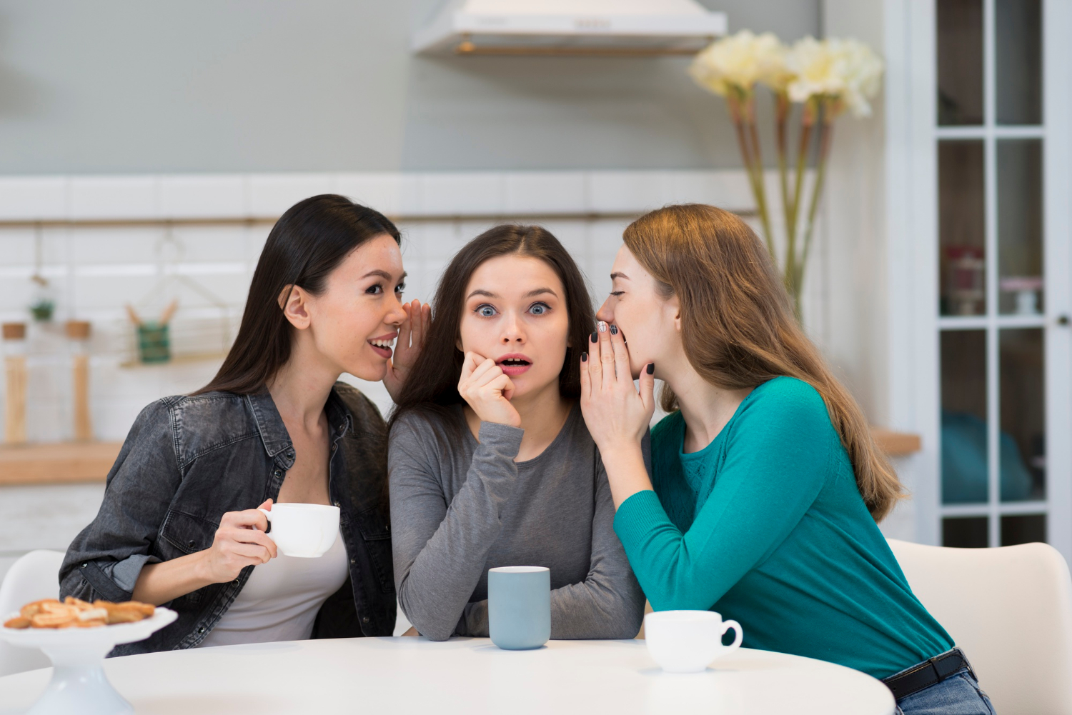 Des femmes font des commérages dans un bureau | Source : Freepik