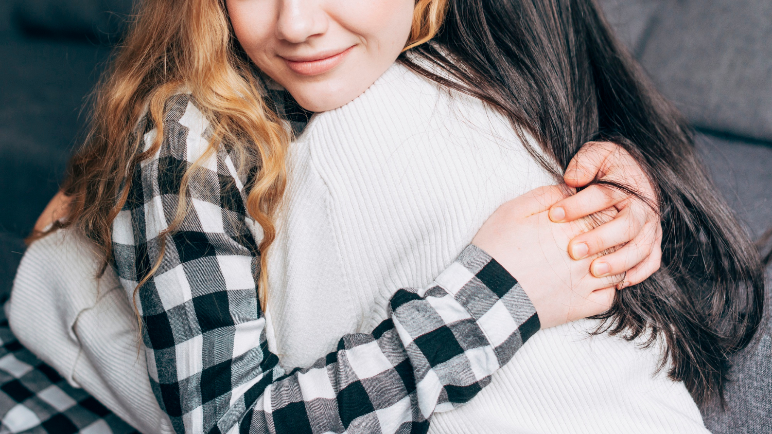Une fille ravie qui serre sa mère dans ses bras | Source : Freepik