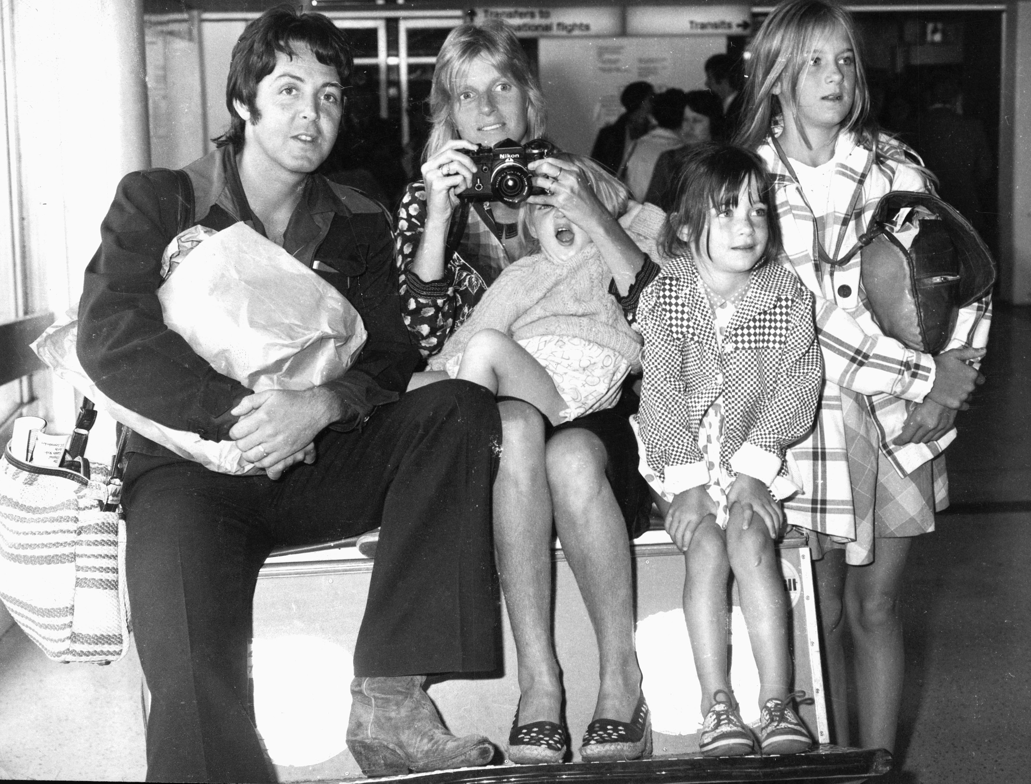 Paul, Linda, Stella, Mary et Heather McCartney à l'aéroport de Londres, 1974 | Source : Getty Images