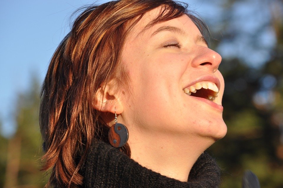 Une femme rie. | Photo : Pixabay