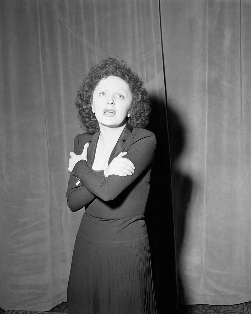 La chanteuse Edith Piaf se produit au night club de Versailles à New York. | Photo : Getty Images