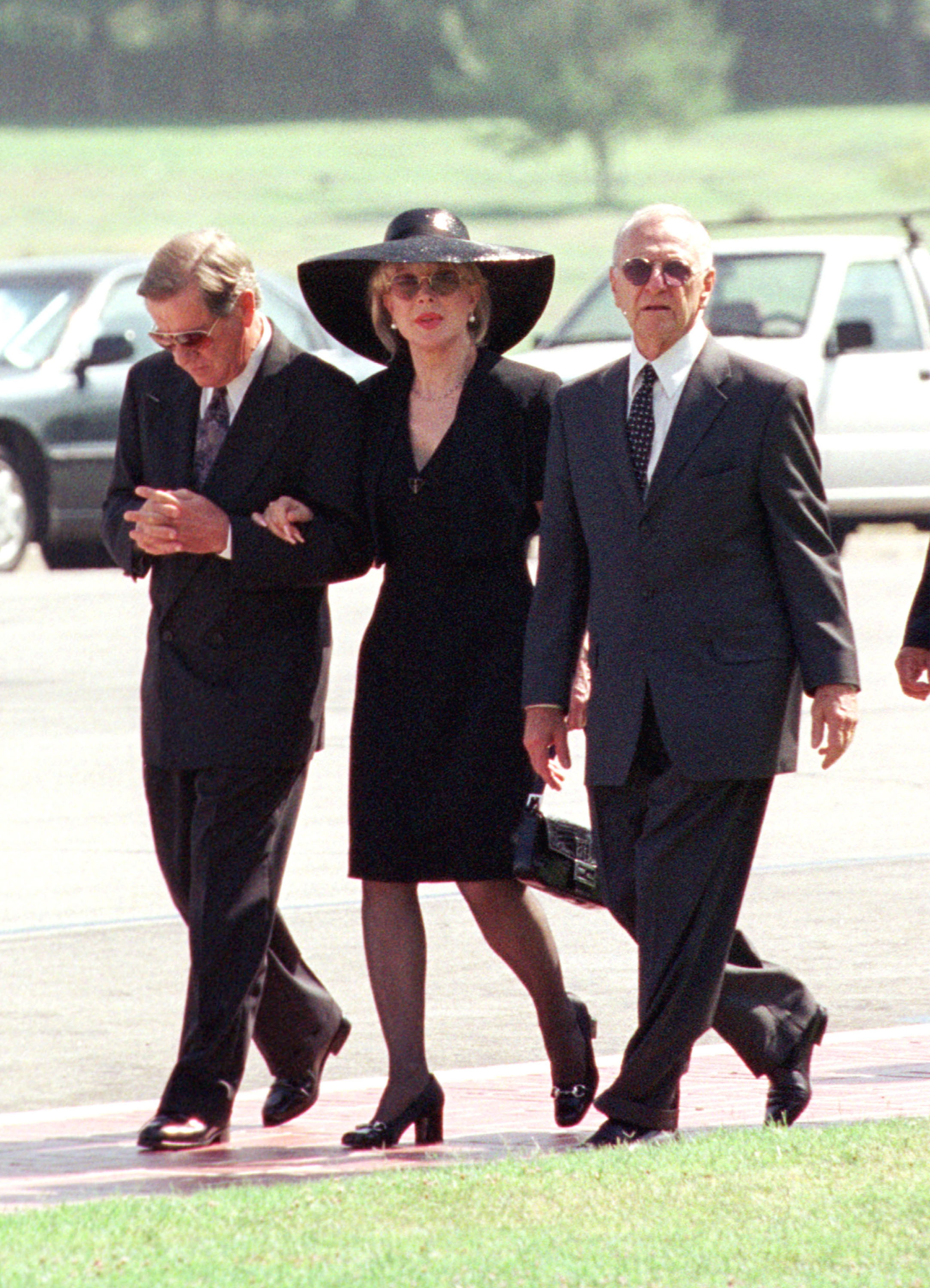 Jon Eicholtz, Barbara Eden et un ami arrivent pour les funérailles de Matthew Ansara, le fils de Barbara, à Los Angeles, Californie, le 2 juillet 2001. | Source : Getty Images