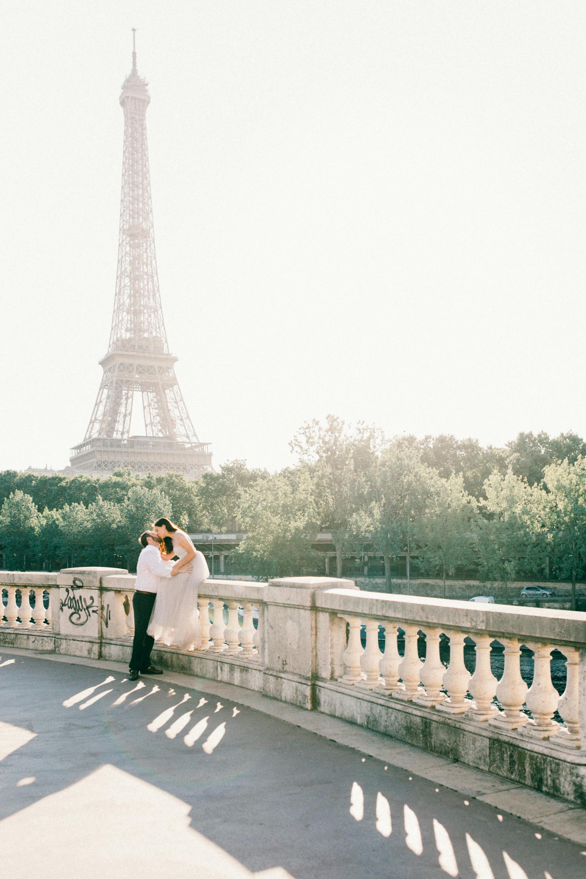 Un couple à Paris | Source : Pexels