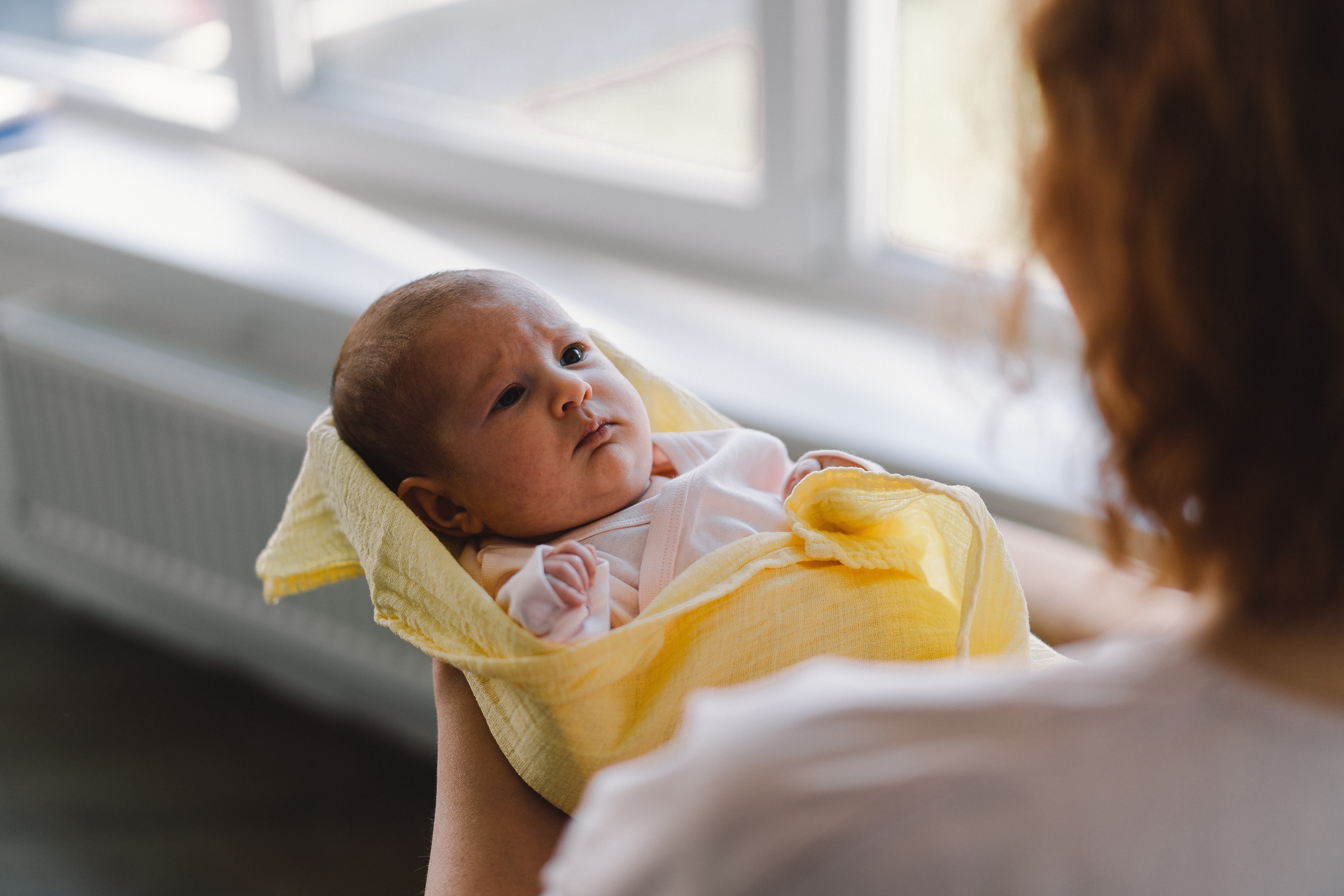 Une femme tenant un bébé. | Source : Shutterstock/Nastyaofly