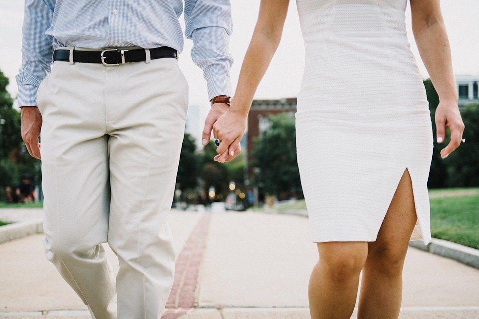 Un homme et sa femme se tenant la main et marchant ensemble | Photo : Pixabay