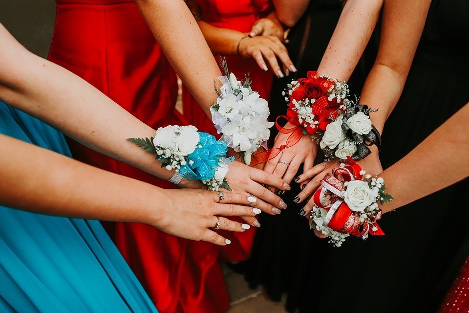 Les mains des dames d'honneur | Photo : Pixabay