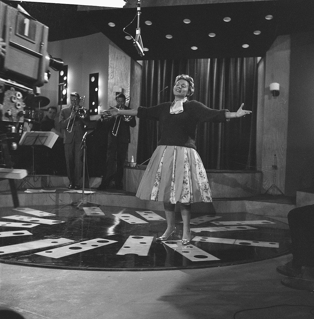 Annie Cordy repeteert in Cinetone studio, 1961 | Source: Wikimedia commons/Jack de Nijs / Anefo [CC0]