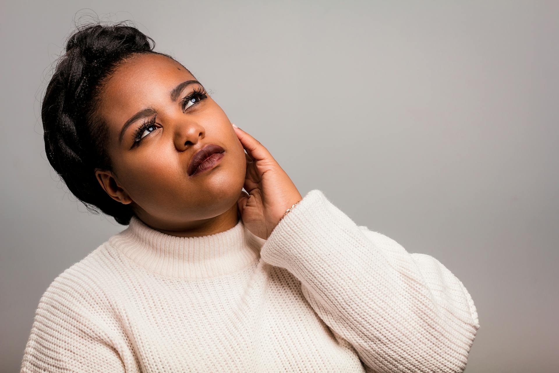Une femme fronçant les sourcils avec inquiétude | Source : Pexels