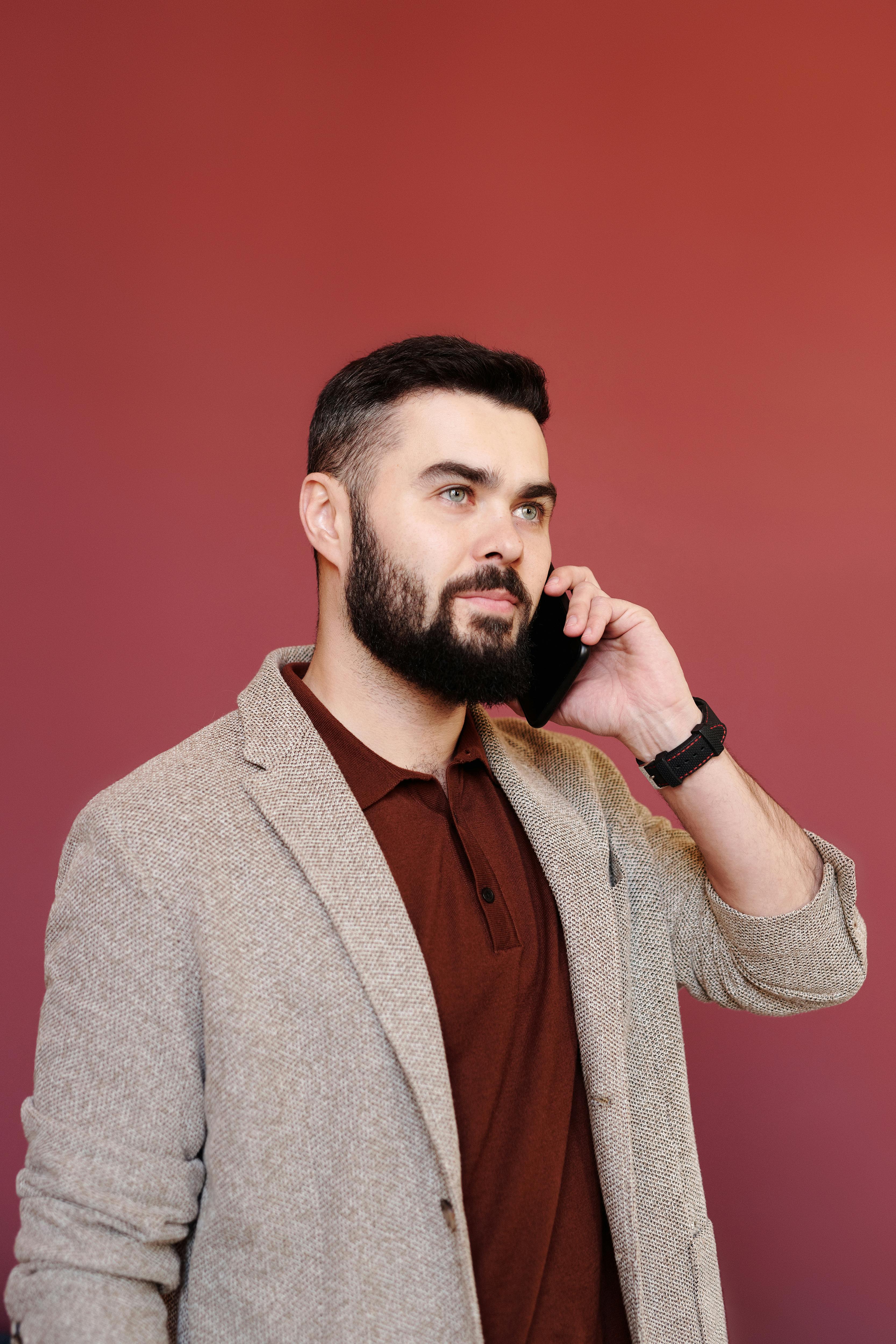 Un homme en train de passer un appel téléphonique. À des fins d'illustration uniquement | Source : Pexels